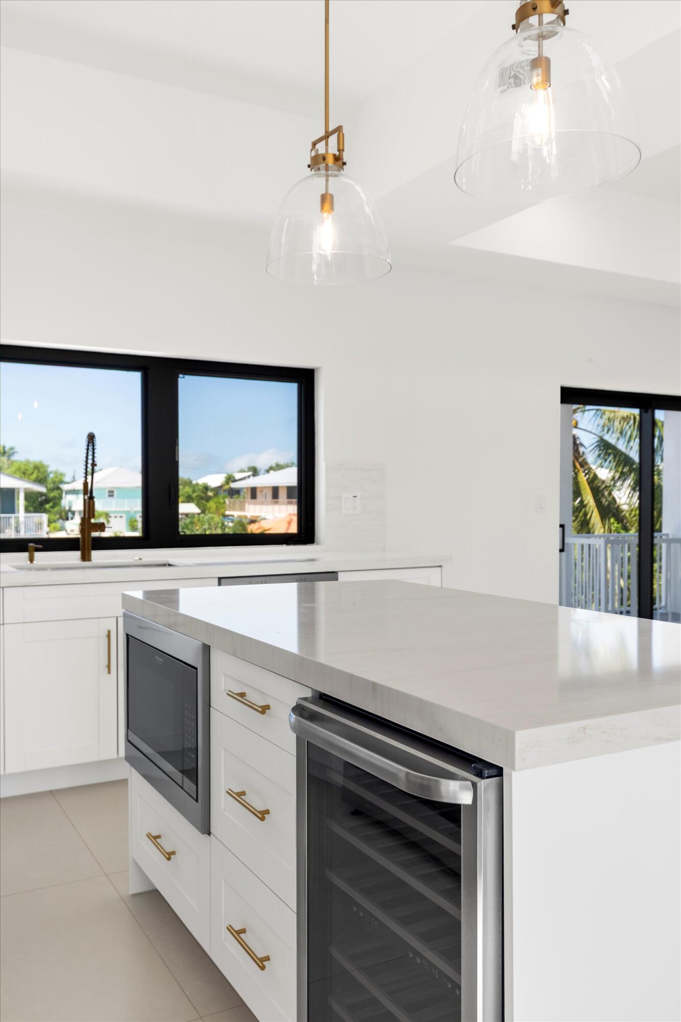 620 Barry Avenue Property Photo 7