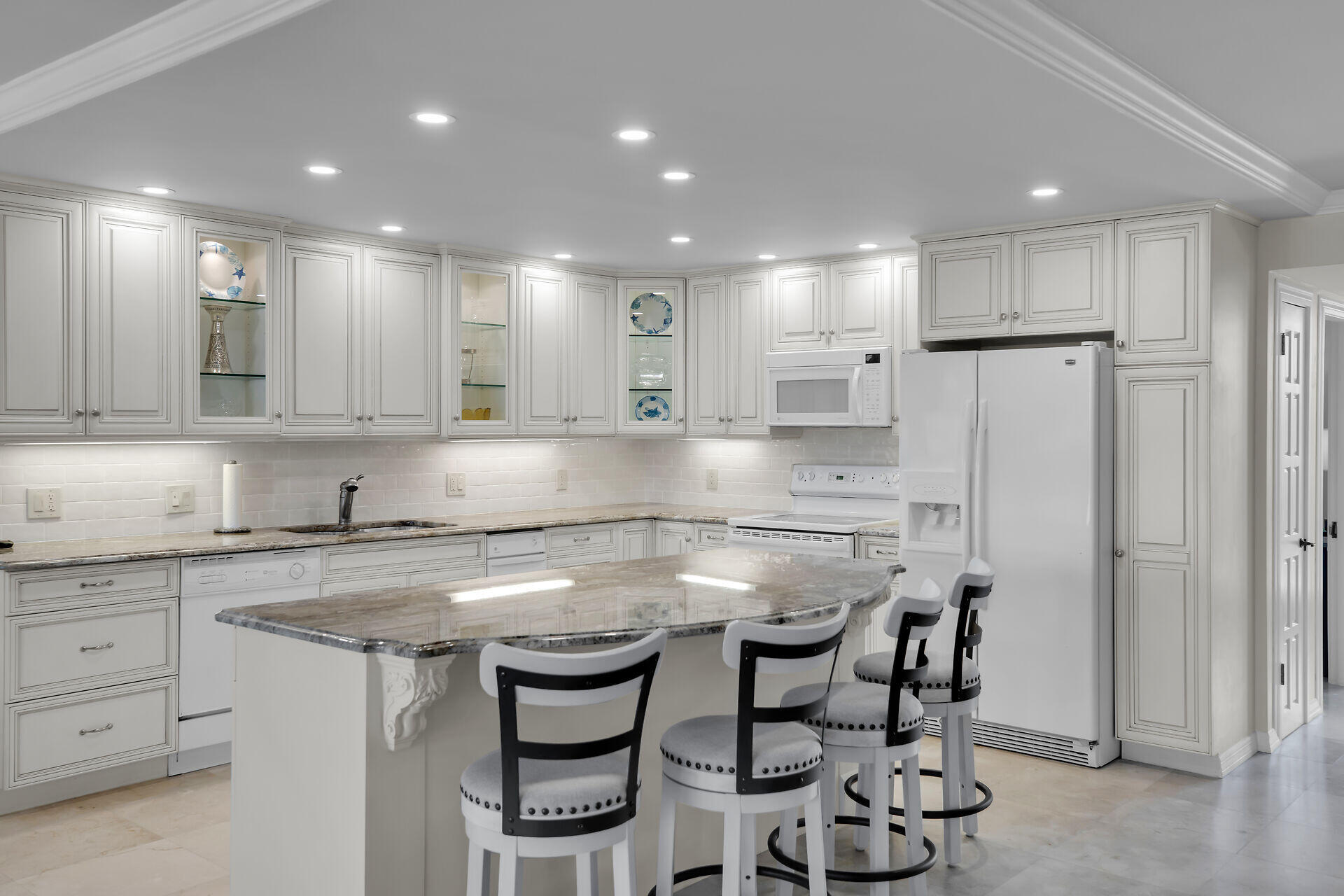 101 E Ocean Drive, C402 Property Photo 12