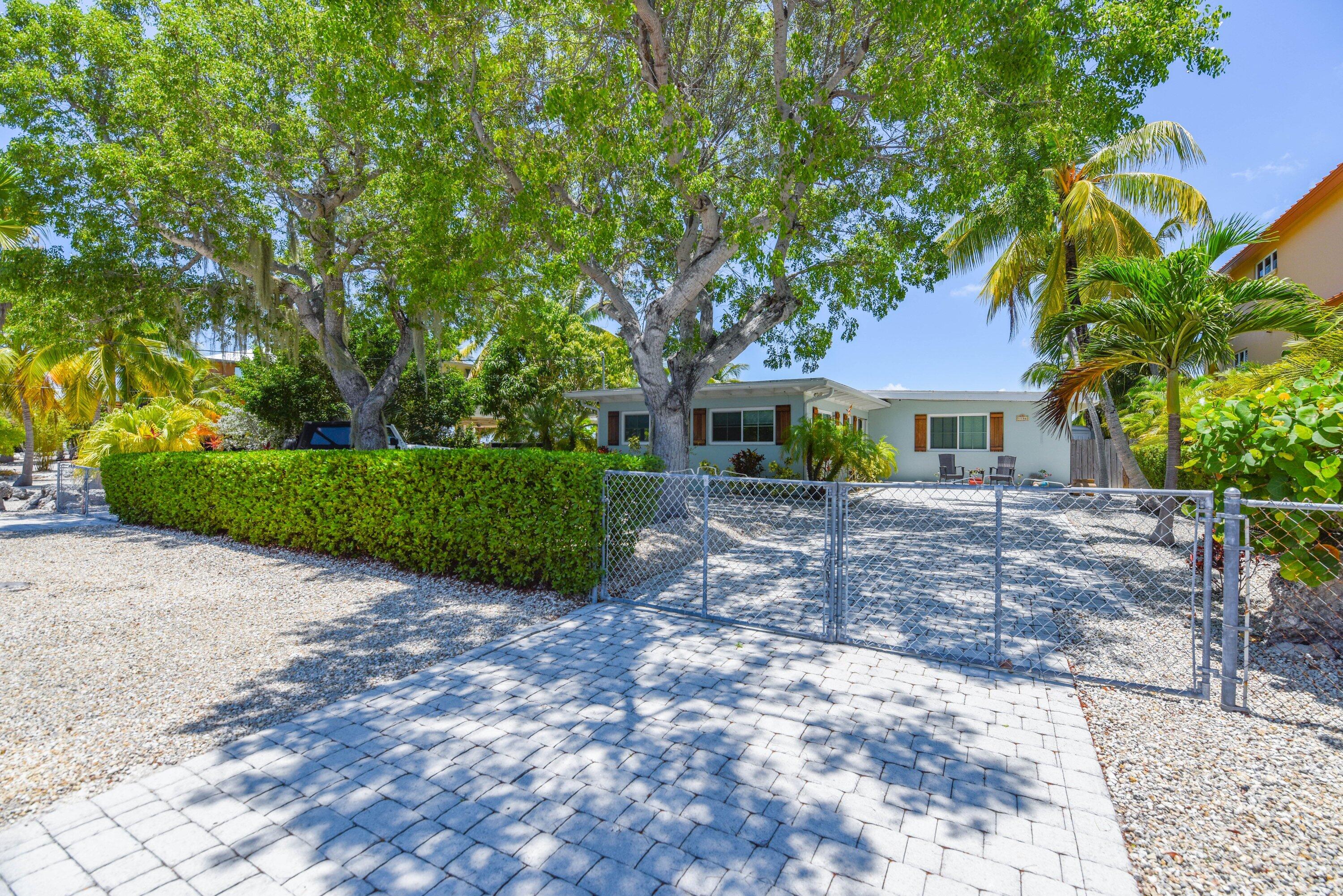 1136 W Shore Drive Property Photo 5