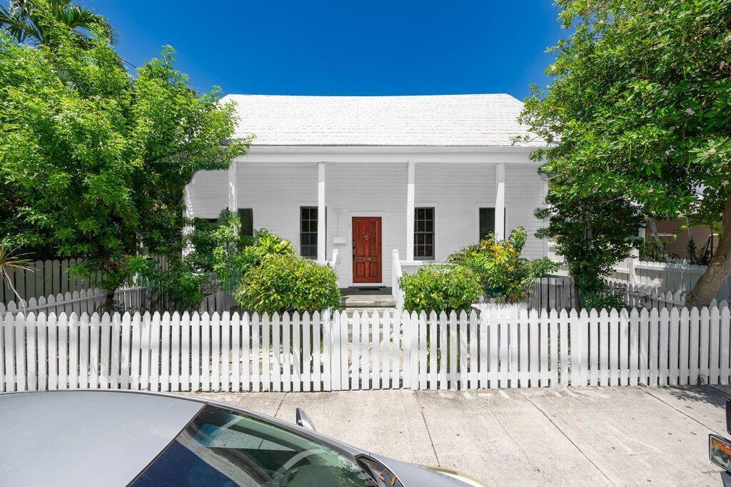818 Elizabeth Street, Front Property Photo