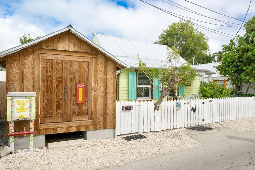205 Julia Street Property Photo 2