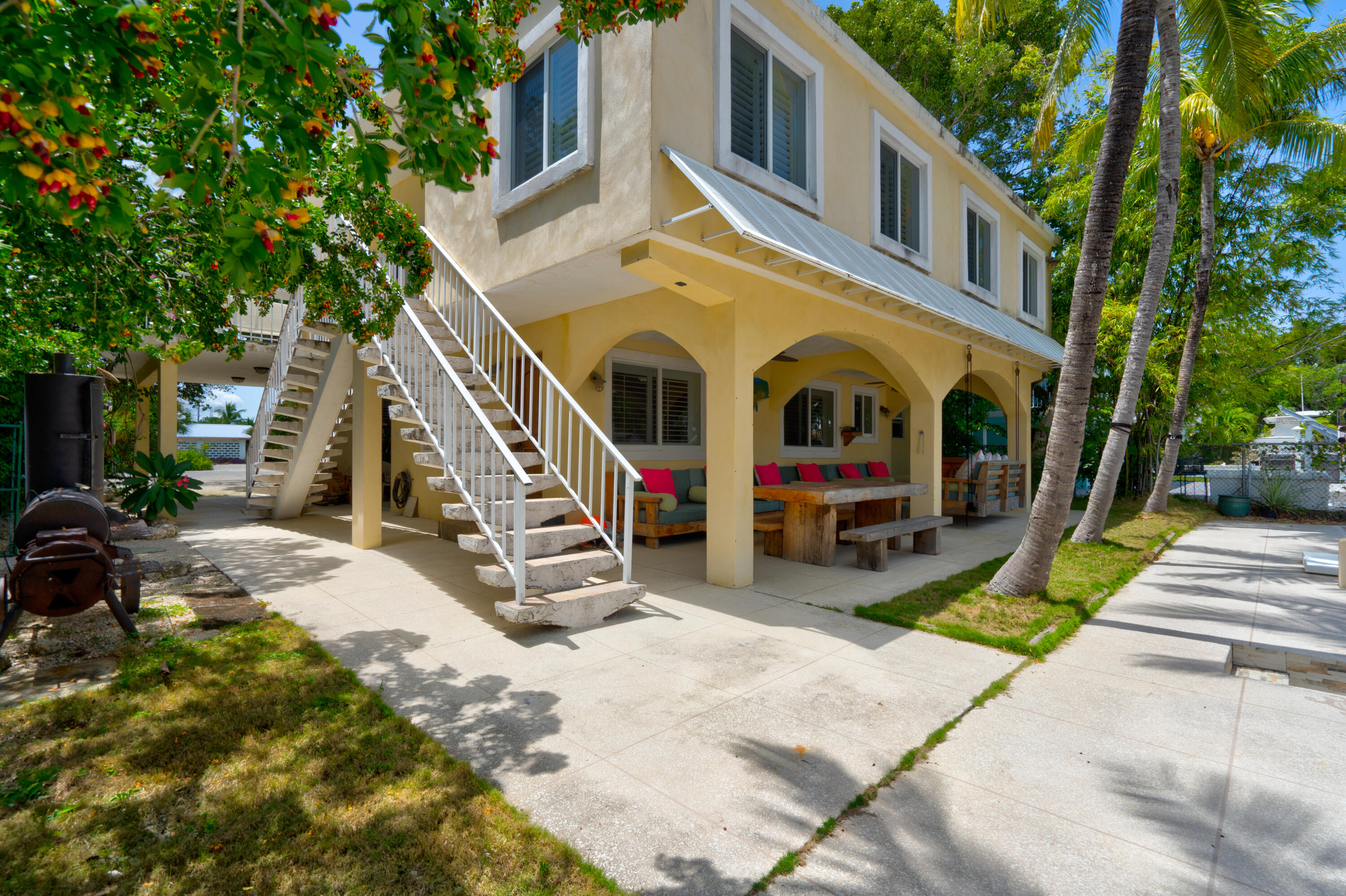 1121 Grand Street Property Photo 10