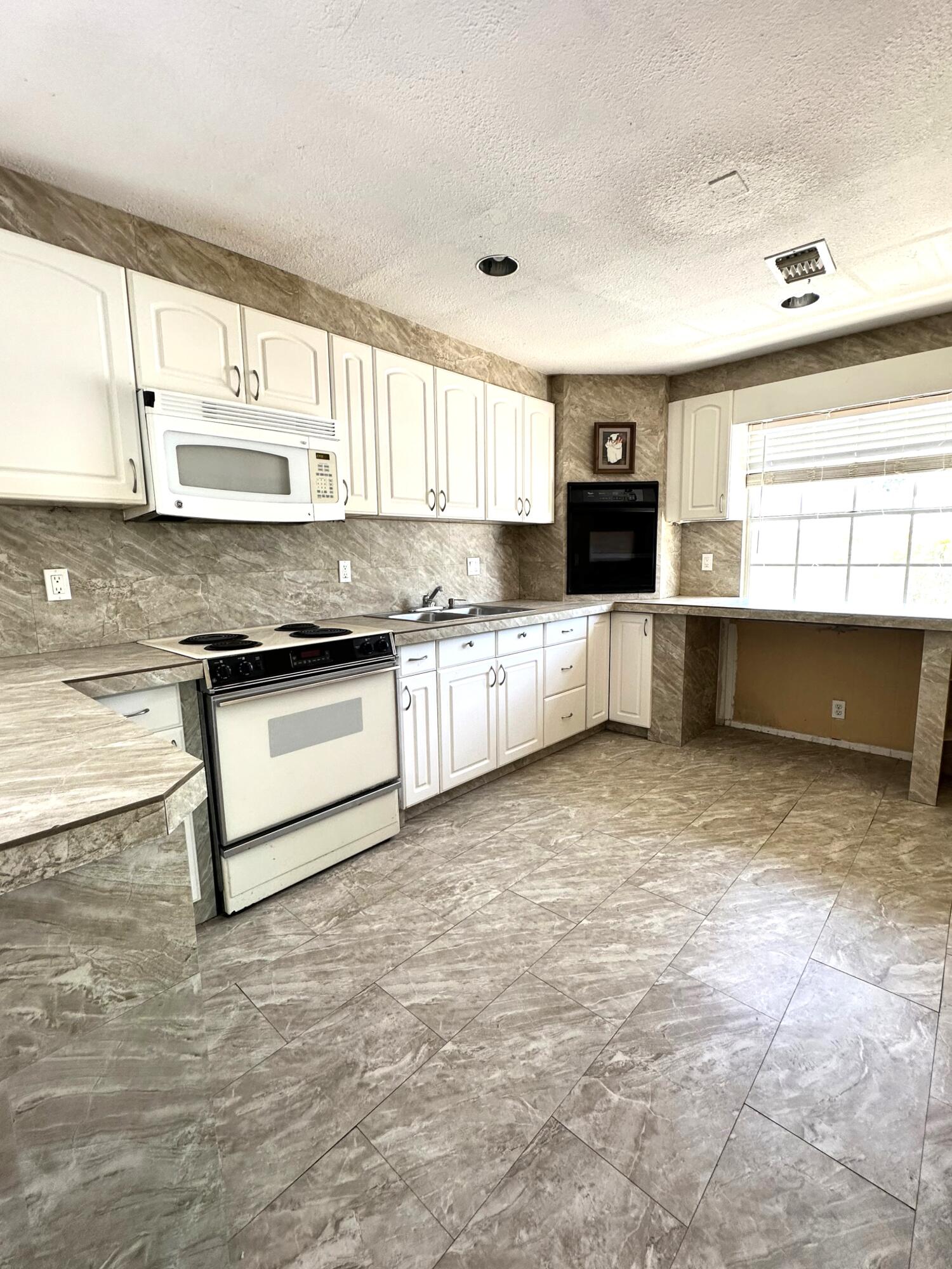 969 Plantation Road Property Photo 5