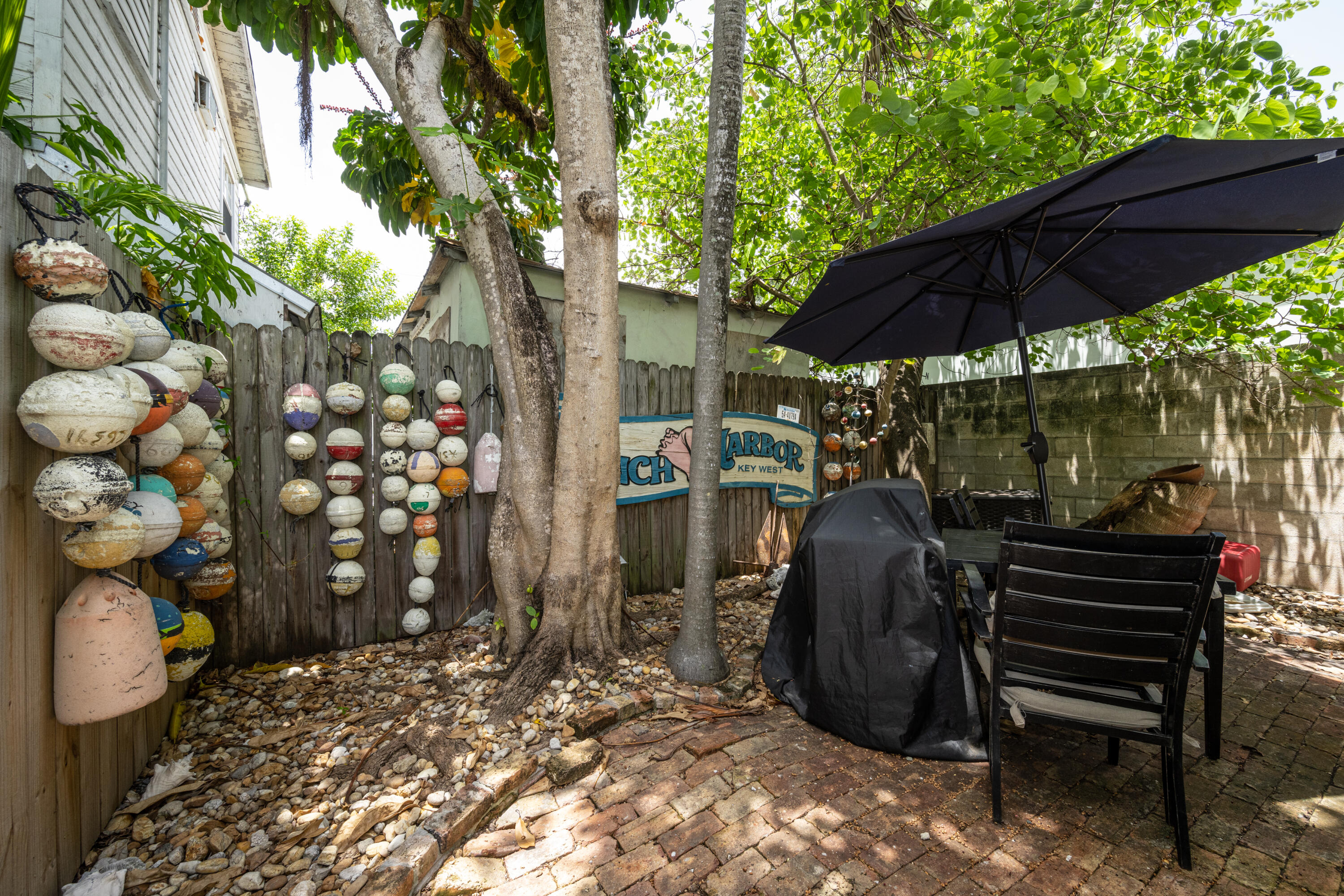 415 Julia Street Property Photo 22