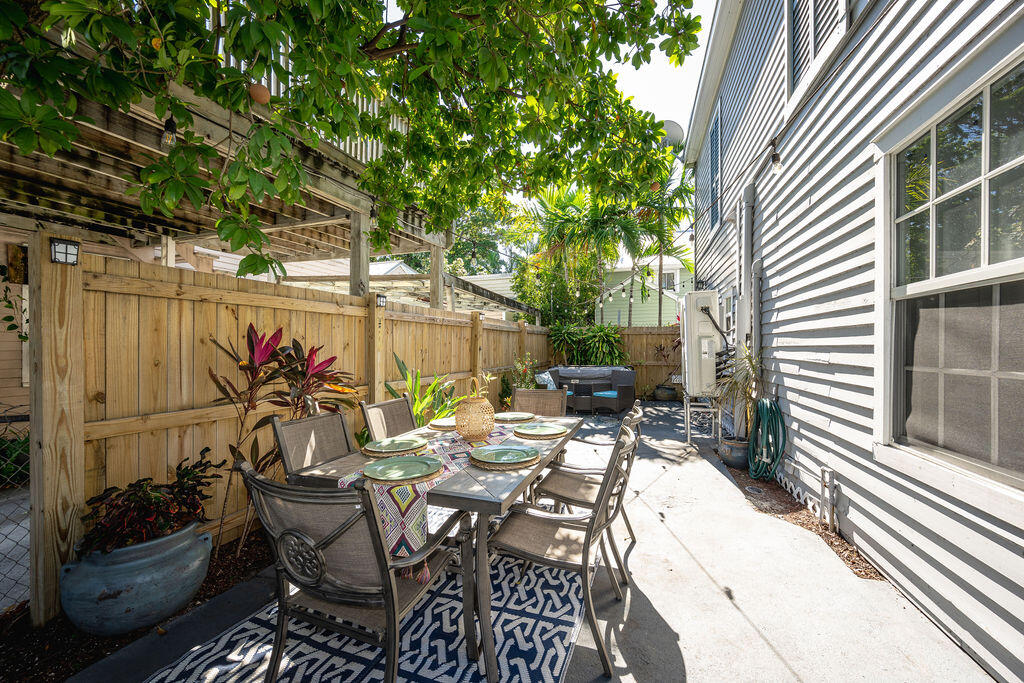 400 White Street Property Photo 6