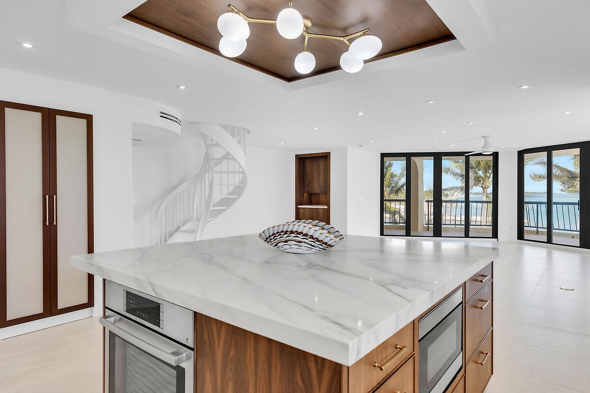101 E Ocean Drive, C403 Property Photo 5