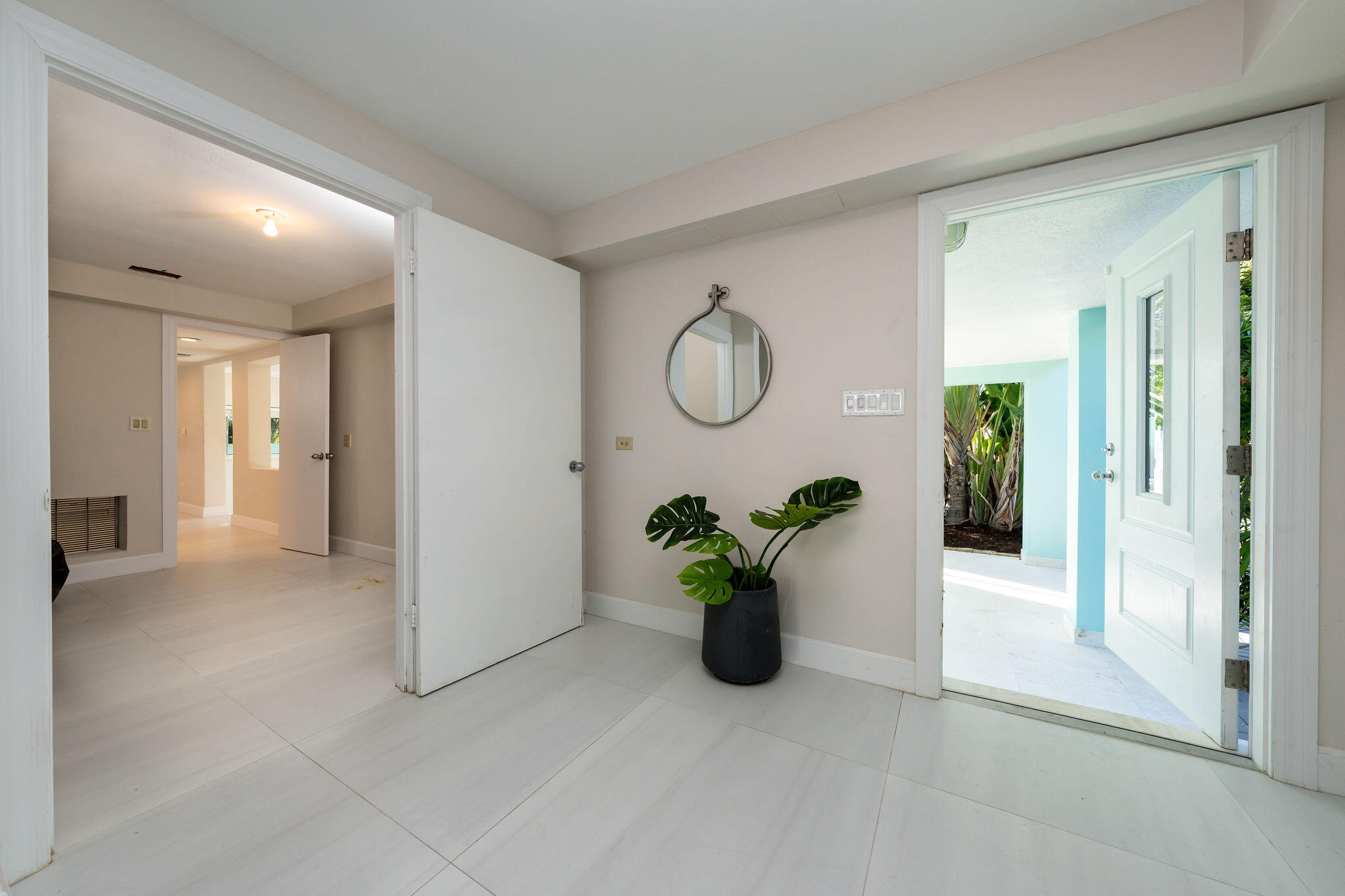 406 S Coconut Palm Boulevard Property Photo 5