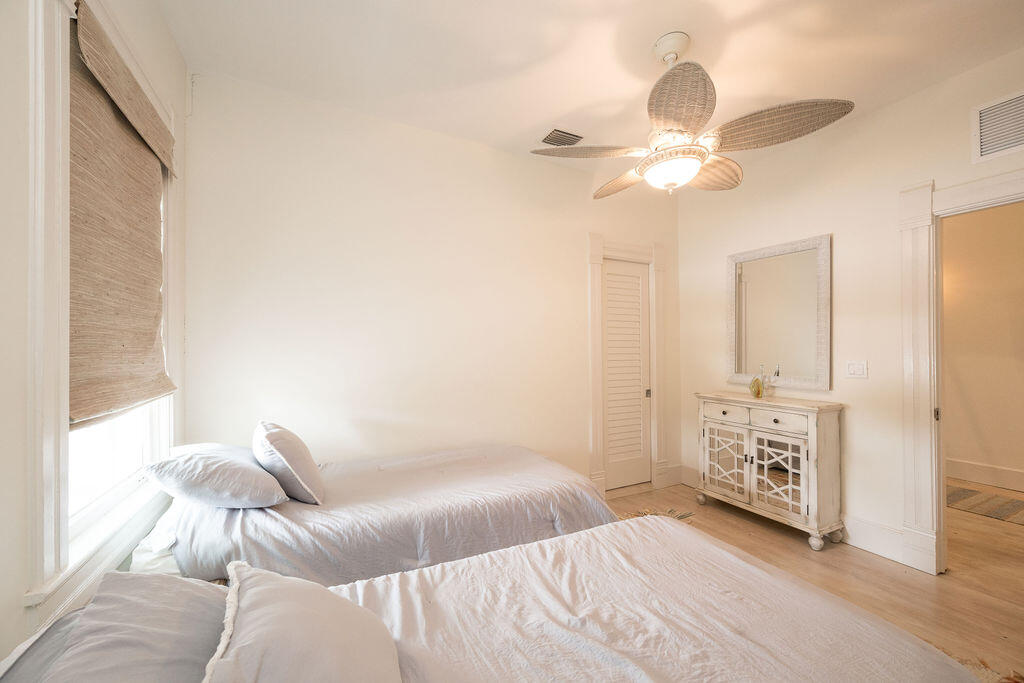 1419 Thompson Street Property Photo 36