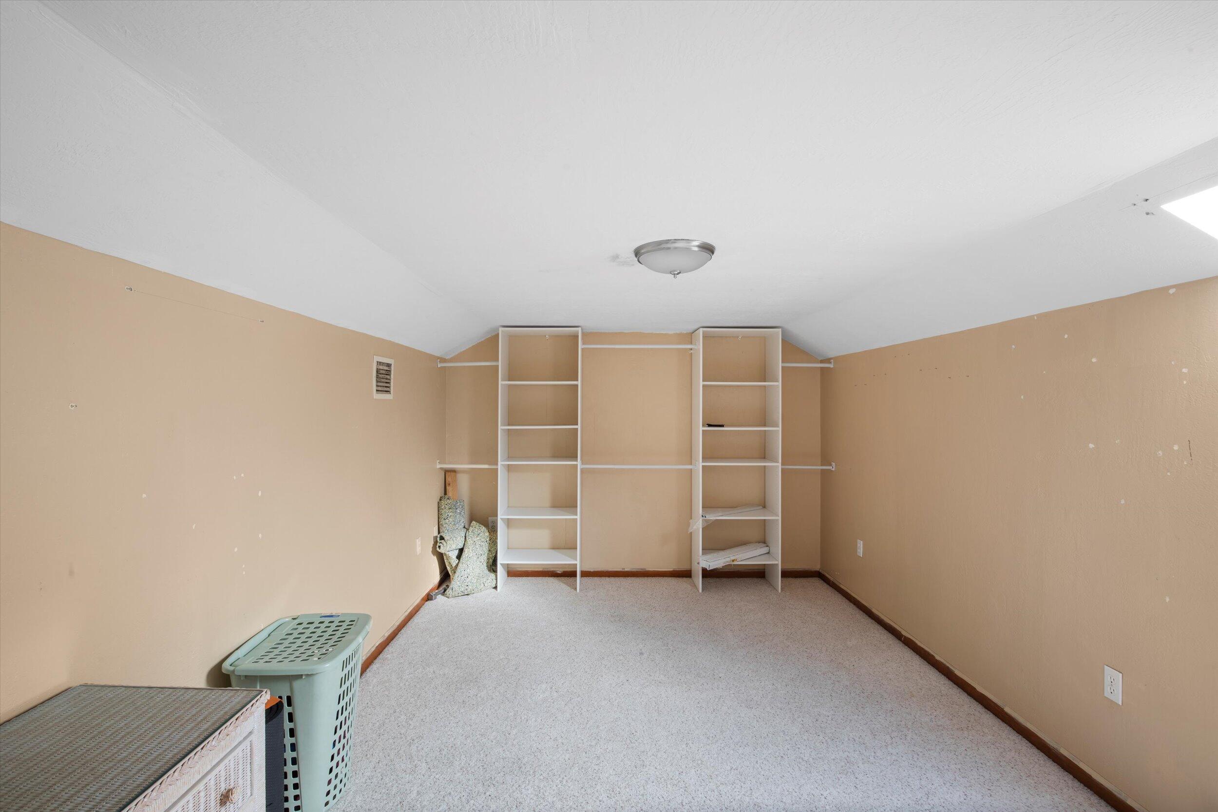 128 Le Grand Lane Property Photo 24