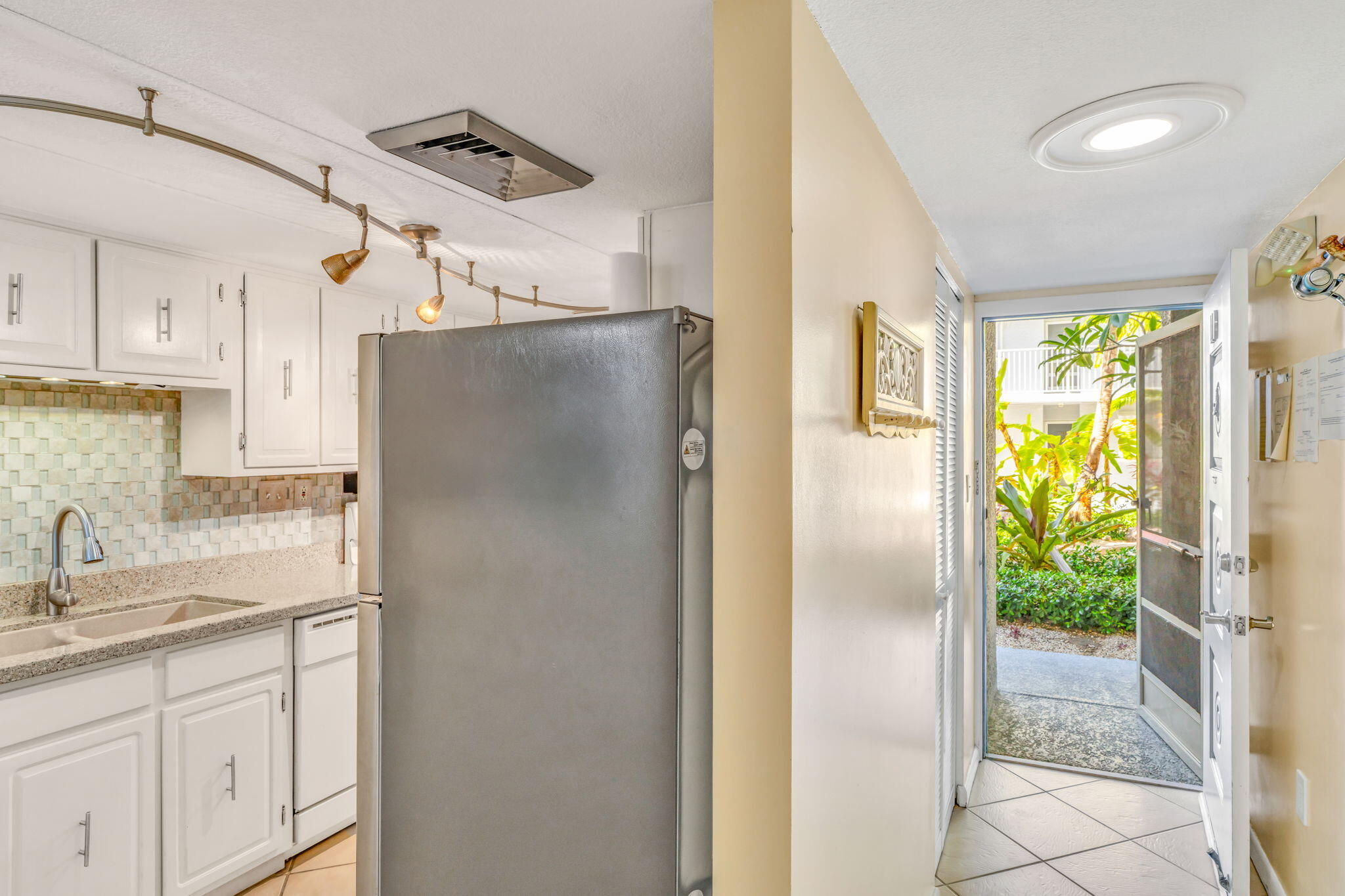 201 E Ocean Drive, 110 Property Photo 10