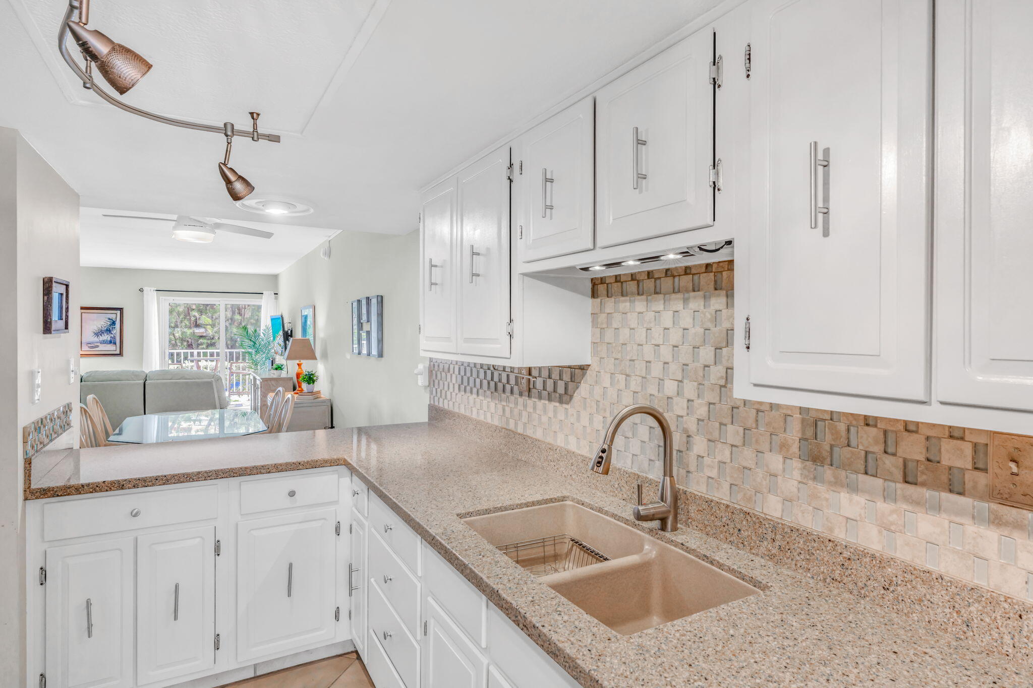 201 E Ocean Drive, 110 Property Photo 13