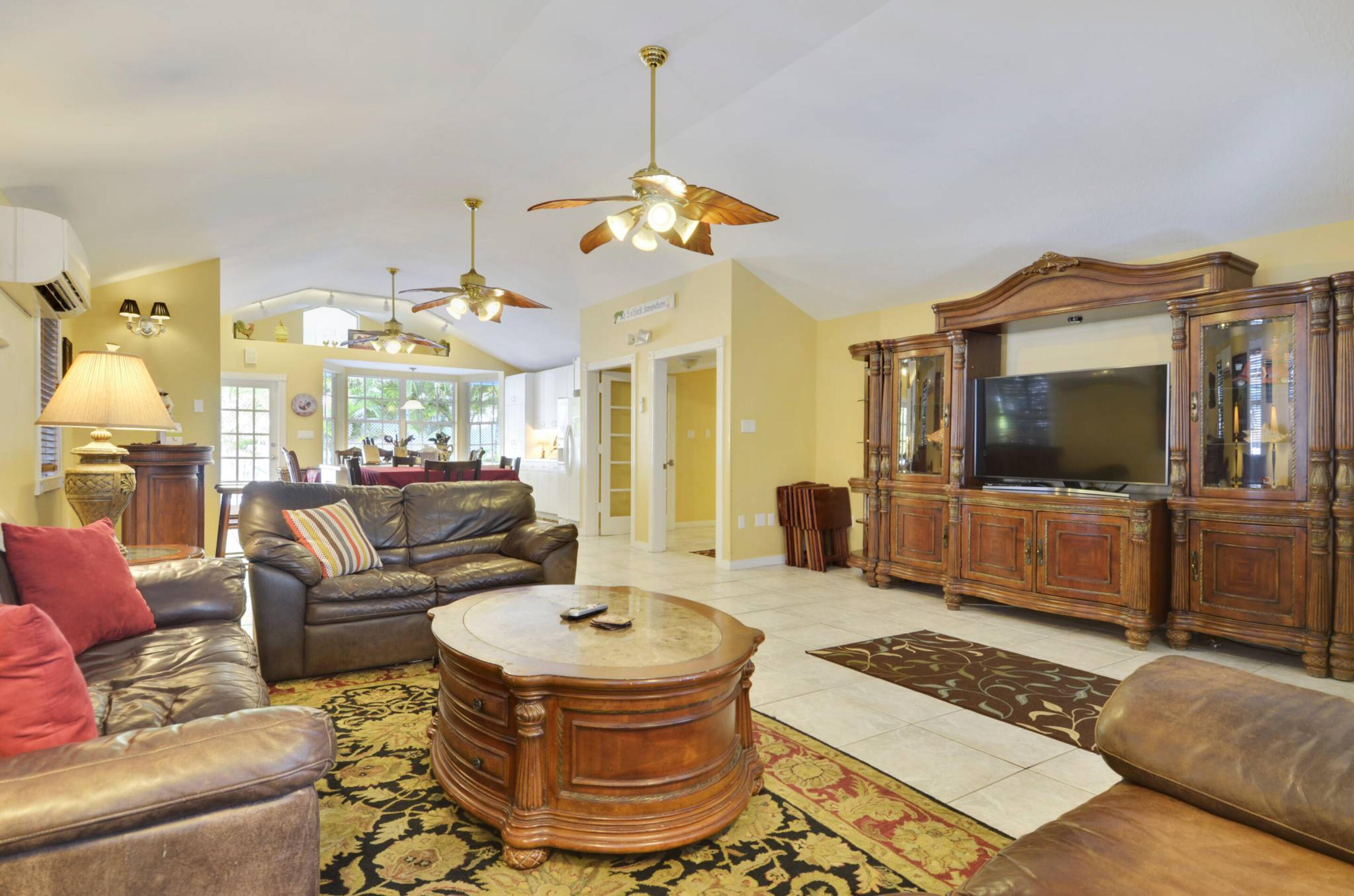 515 Amelia Street Property Photo 5