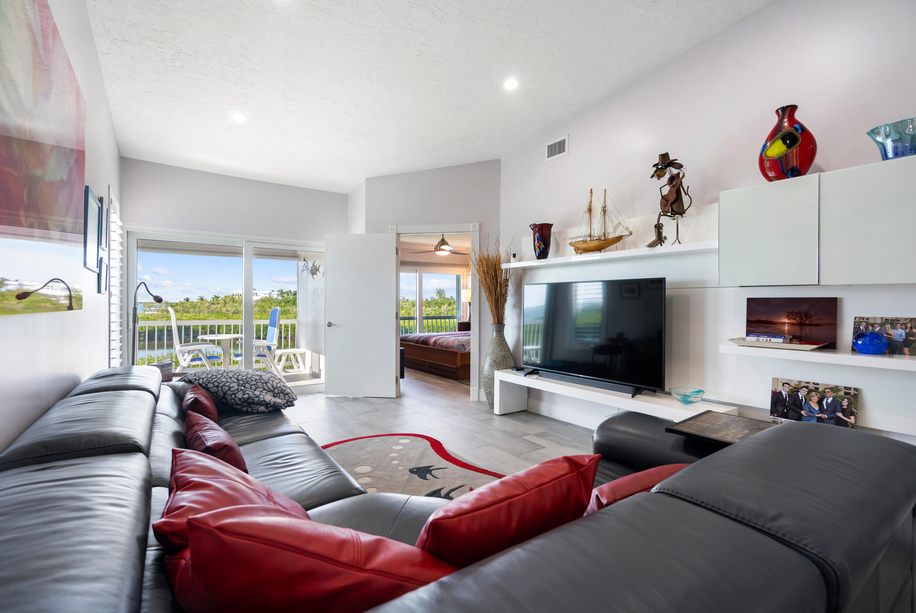 9832 Leeward Avenue Property Photo 9