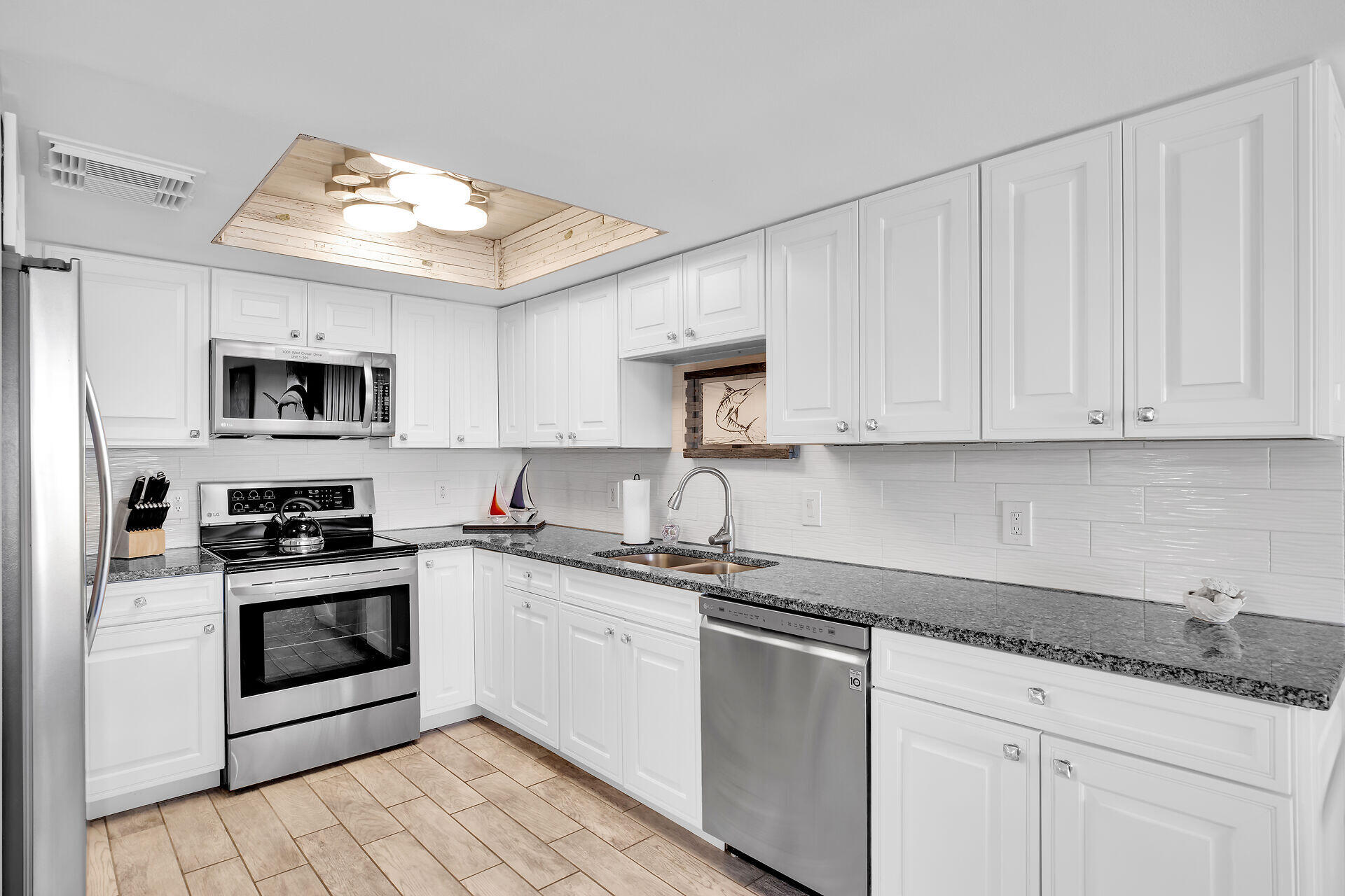 1001 W Ocean Drive, 1-305 Property Photo 6