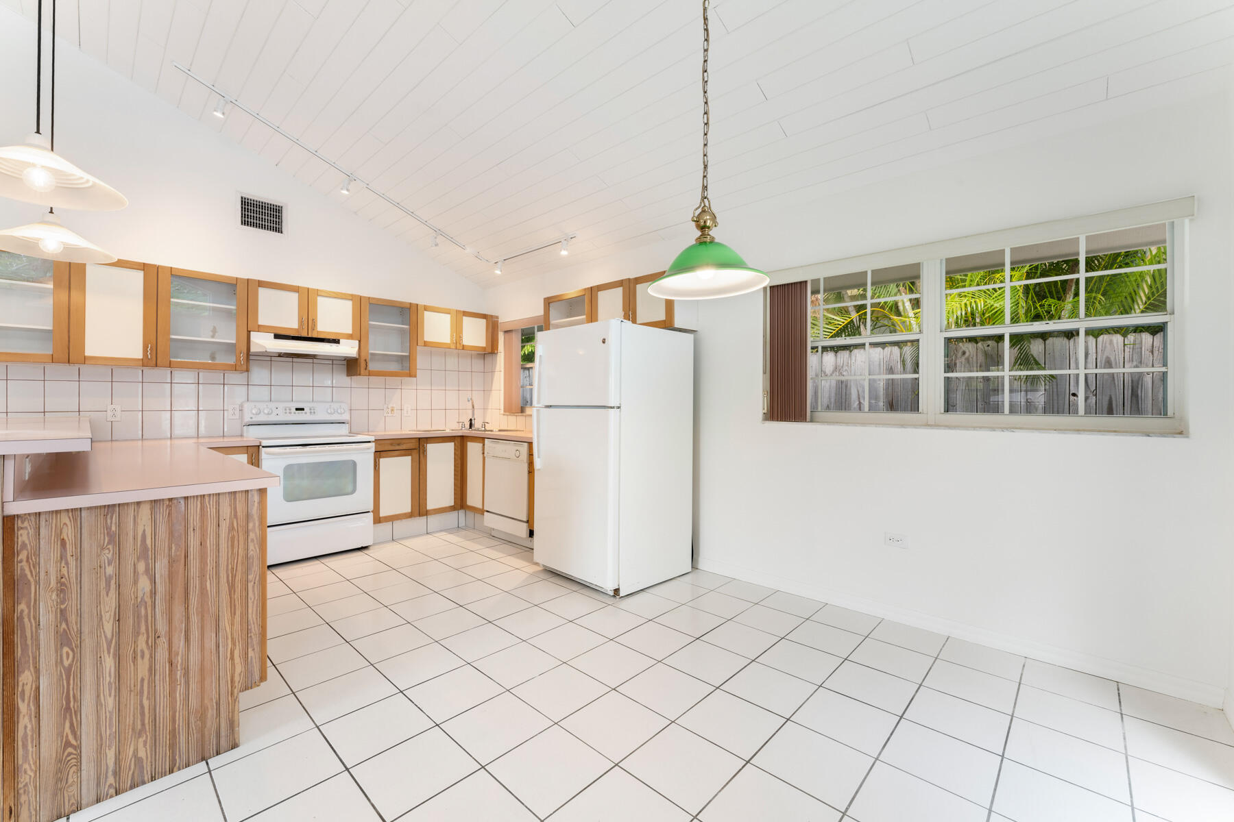 273 Hibiscus Street Property Photo 13