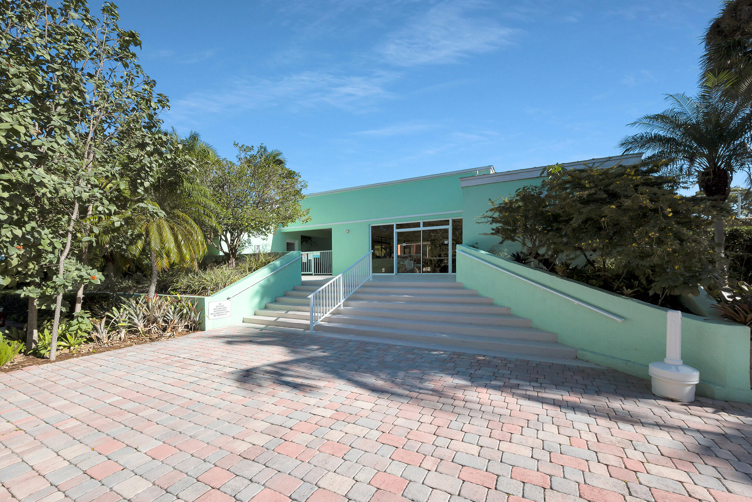 9826 Leeward Avenue Property Photo 47