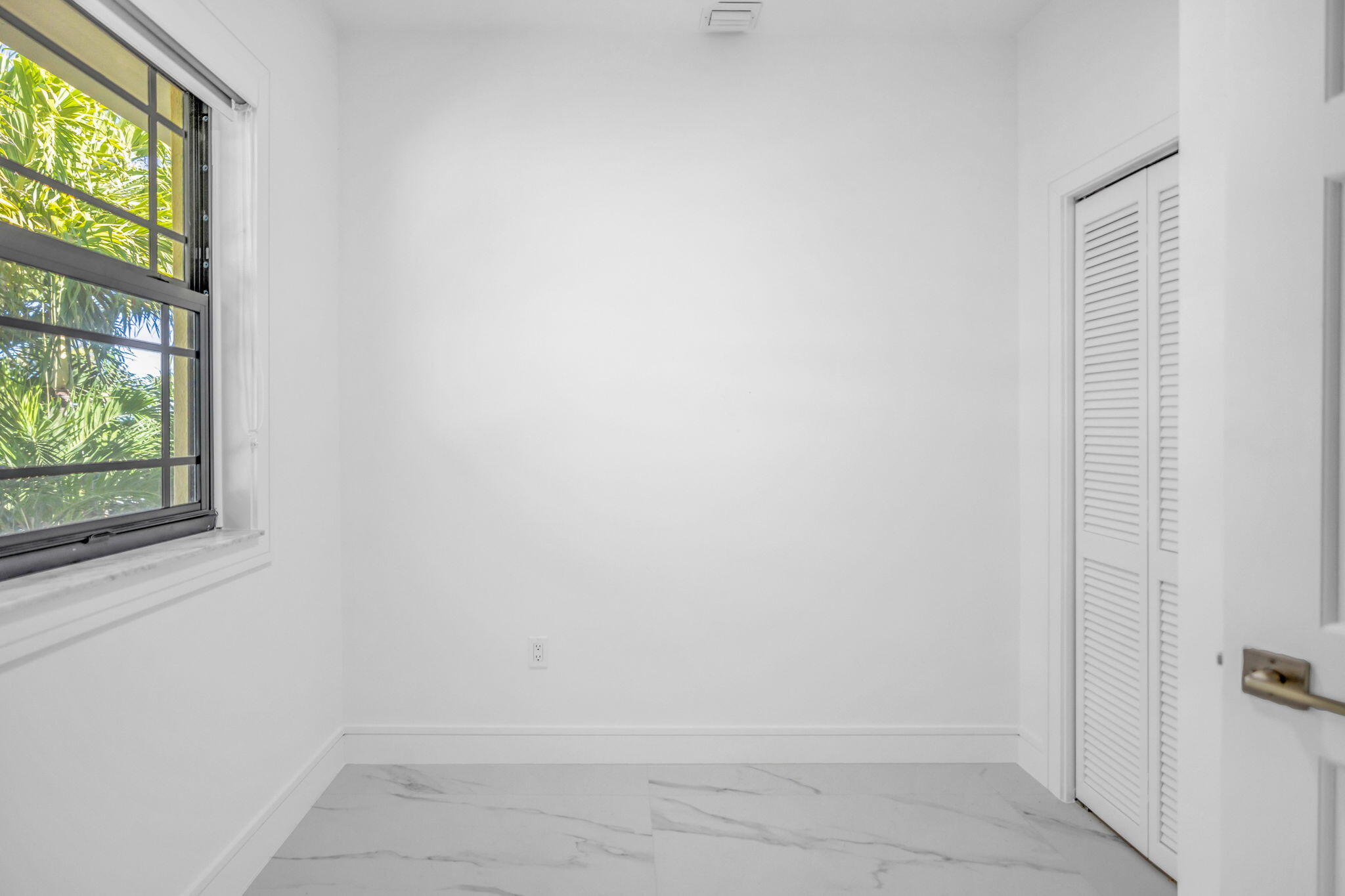 2000 Dolphin Drive Property Photo 23