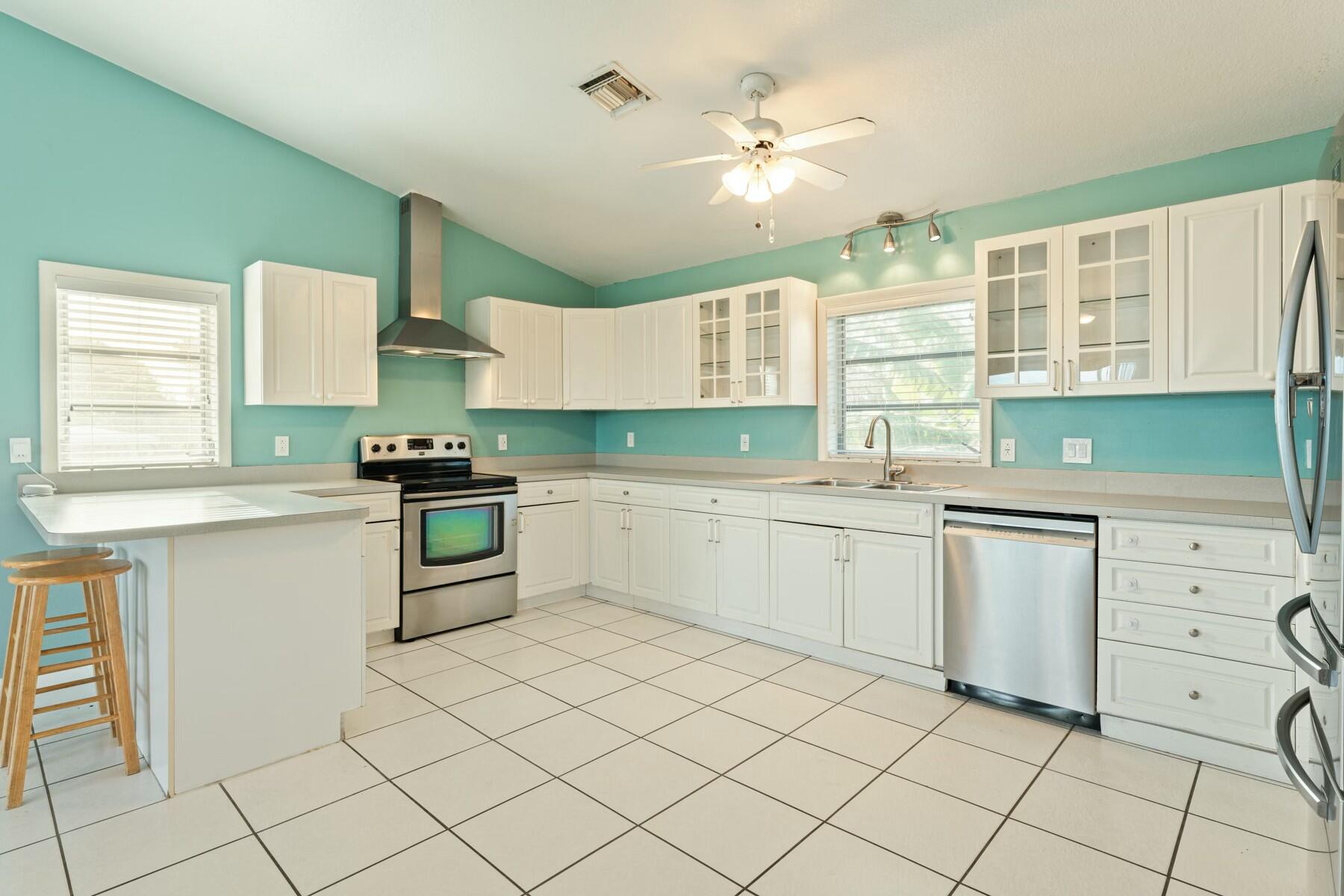 1010 Snapper Lane Property Photo 6