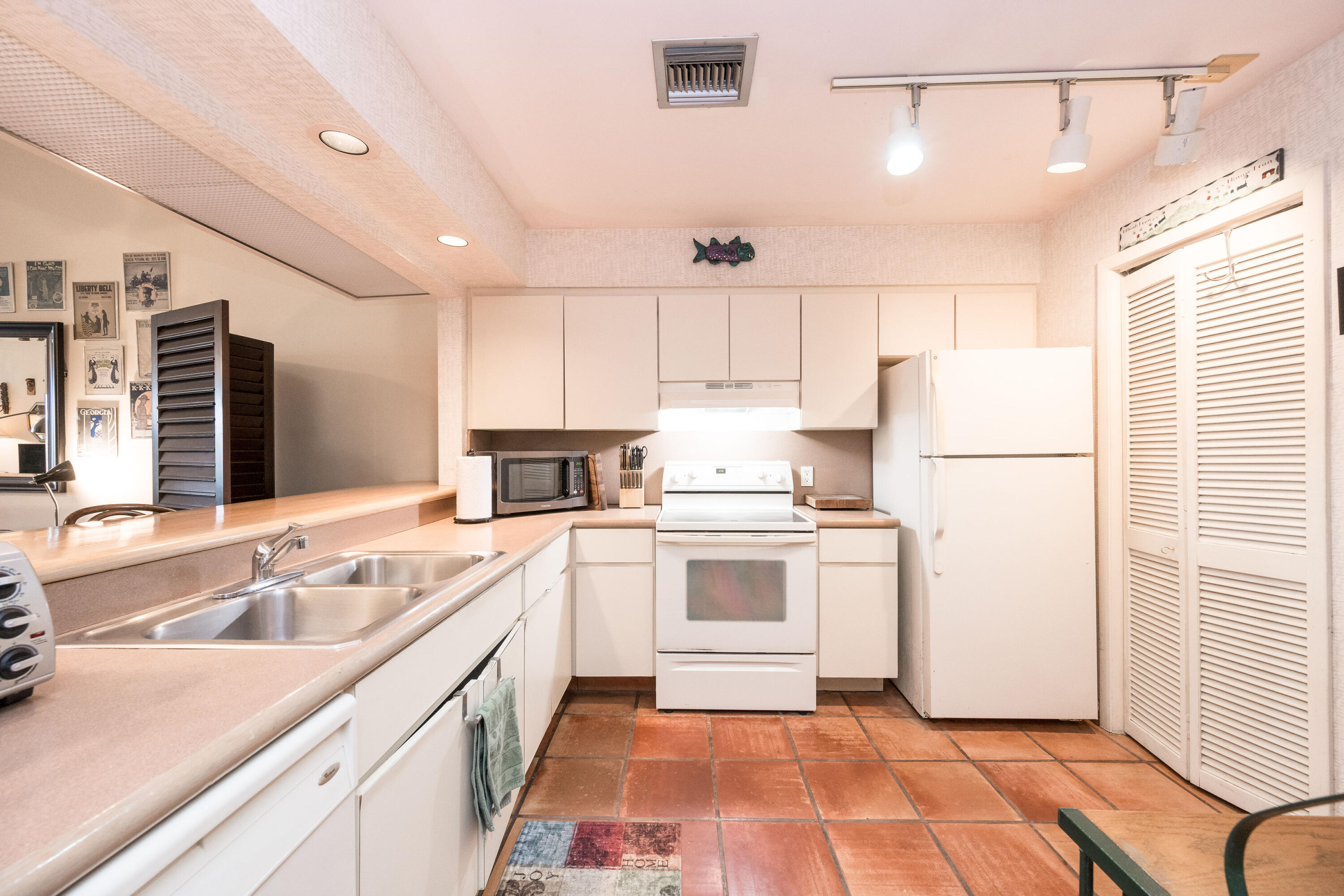 1411 Sun Terrace Property Photo 6