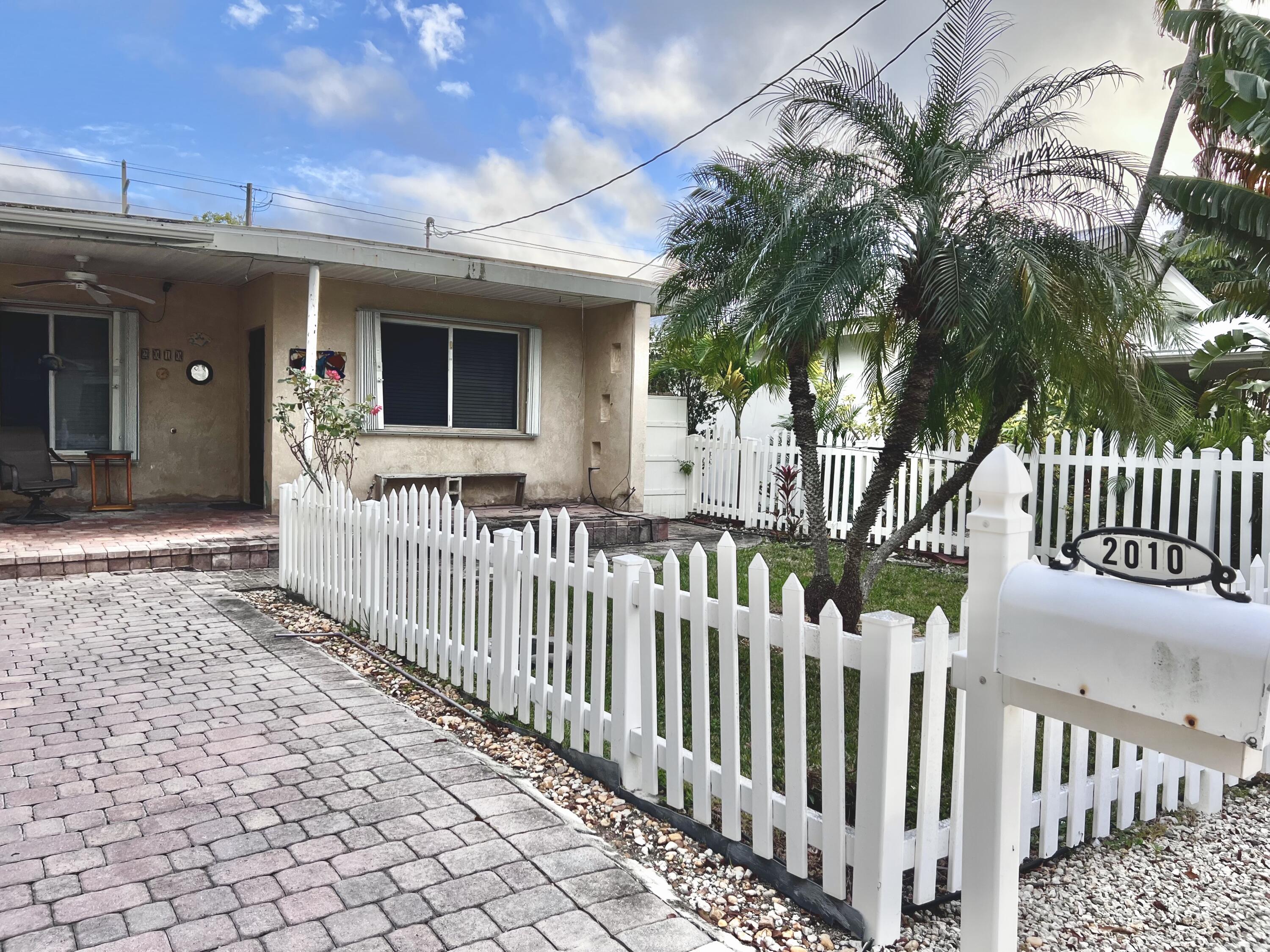 2010 Seidenberg Avenue Property Photo 1
