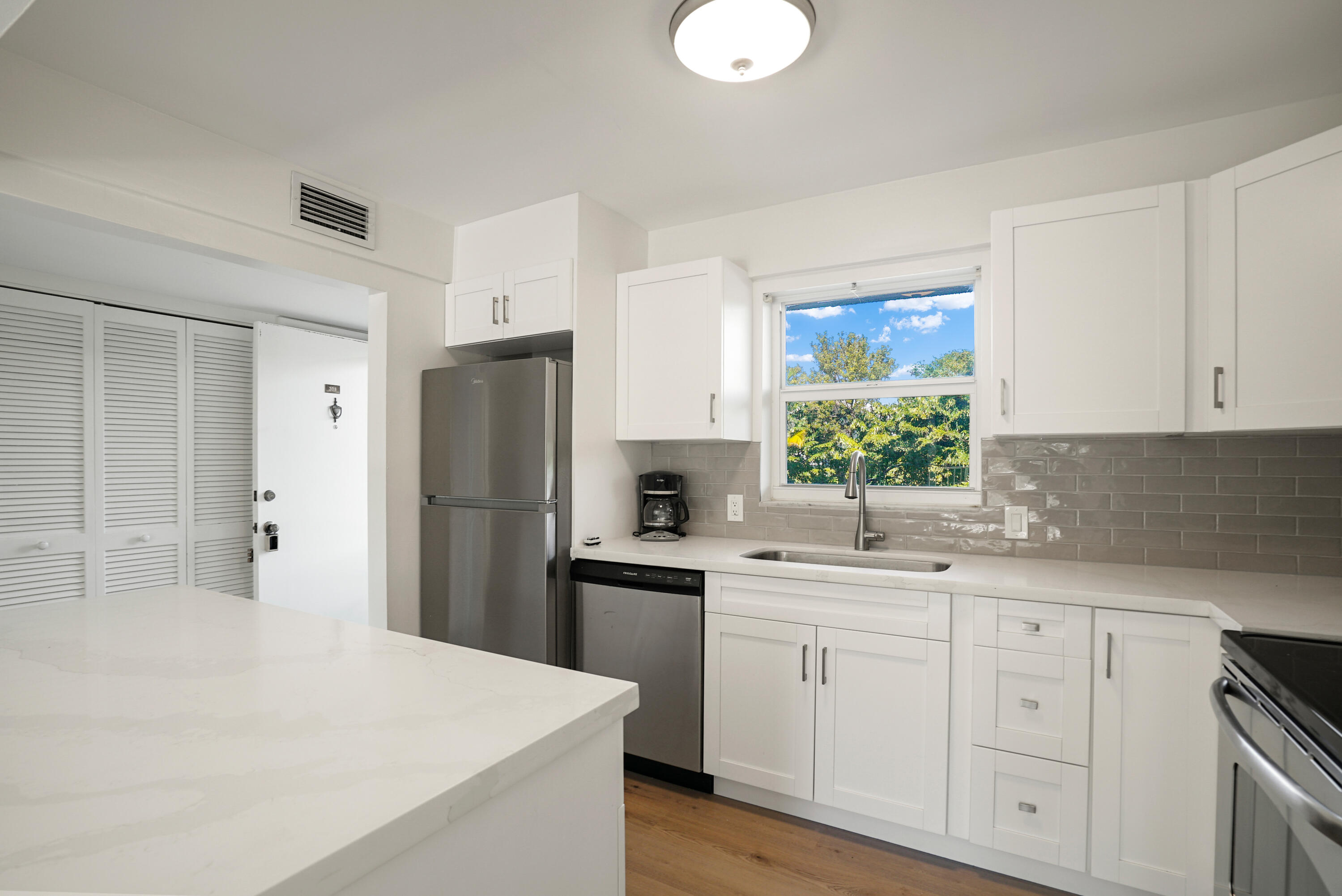 200 Wrenn Street, 203 Property Photo 15