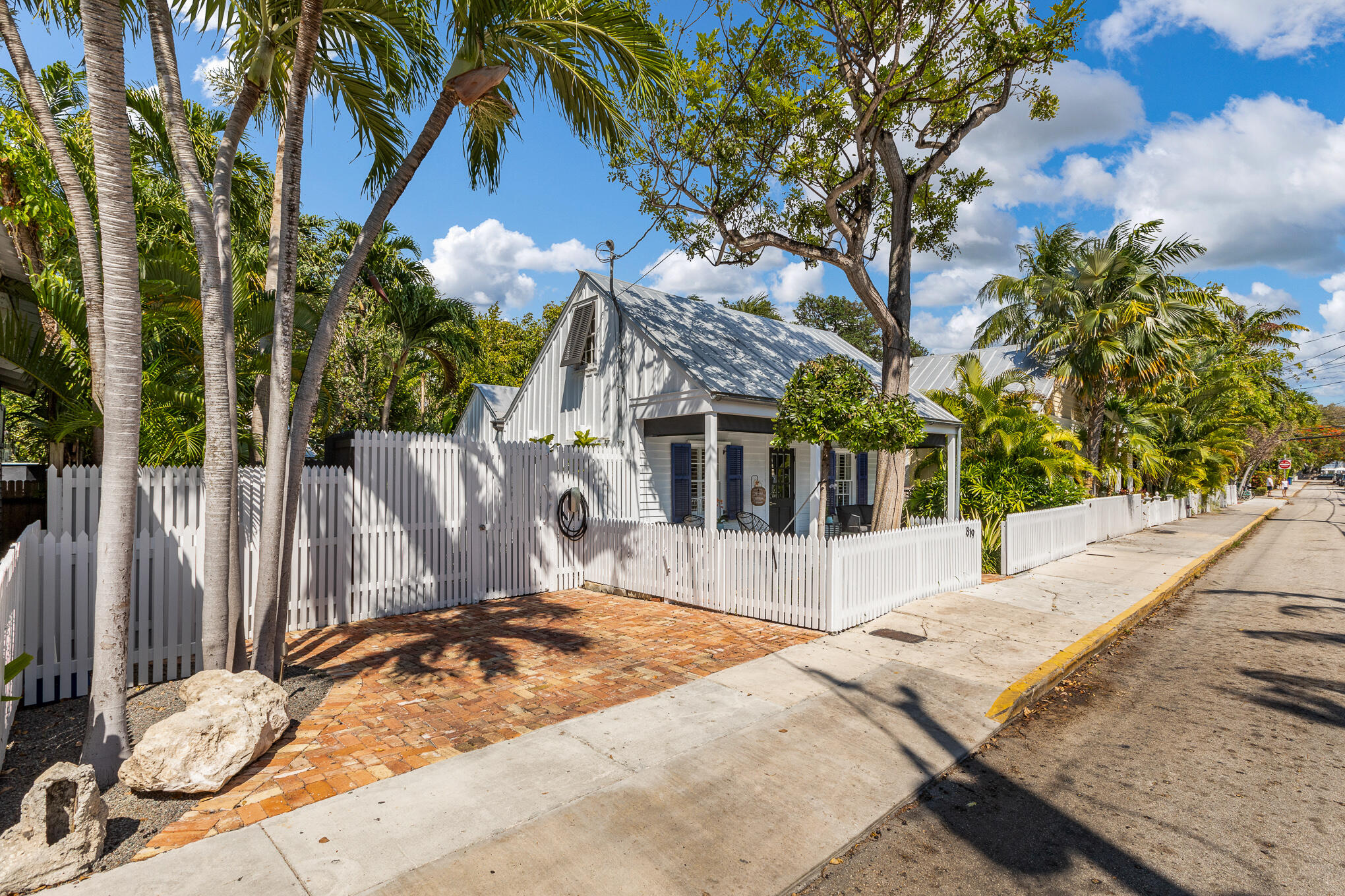 819 Elizabeth Street Property Photo 2