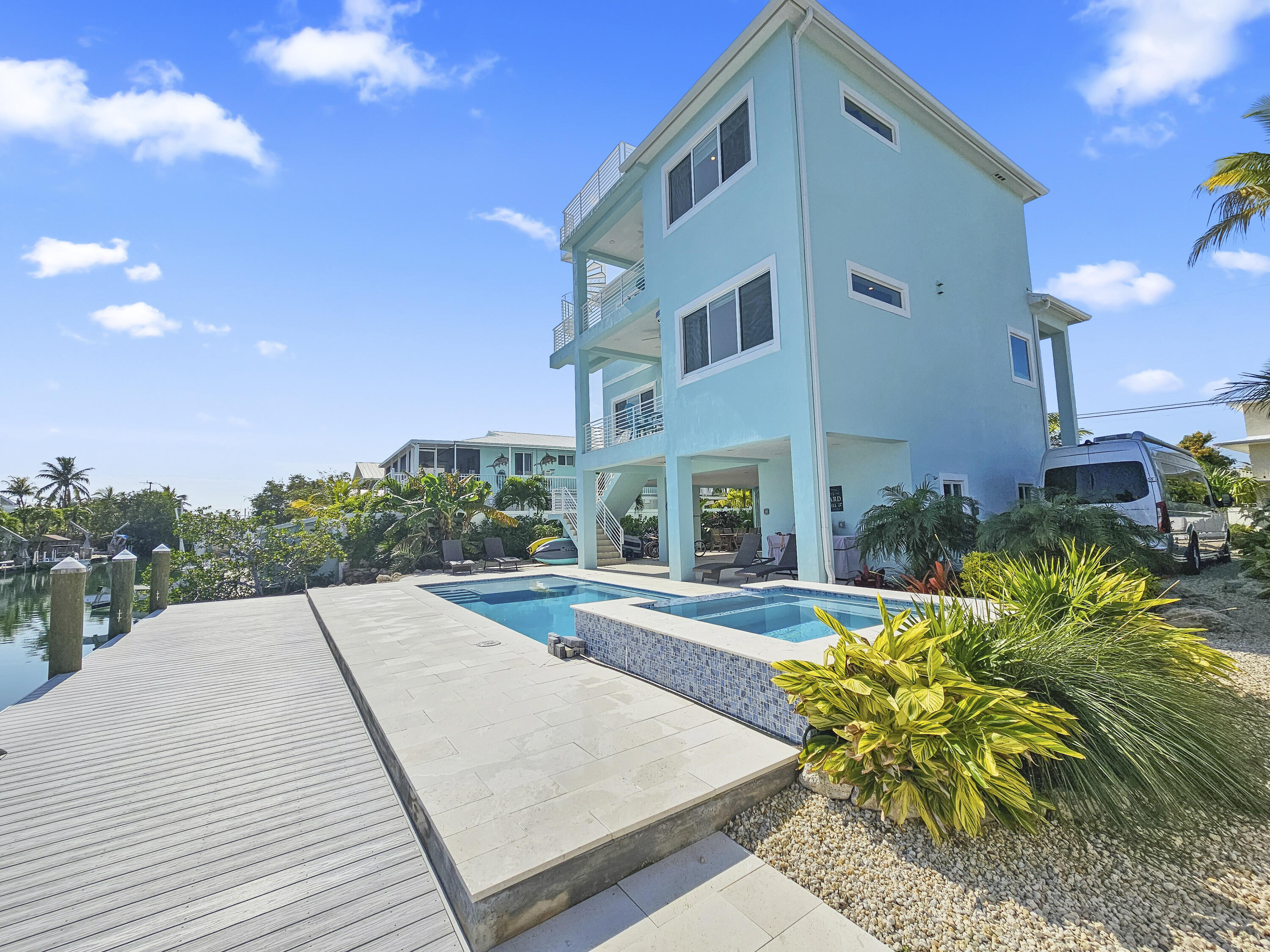 835 Gulf Drive Property Photo 4