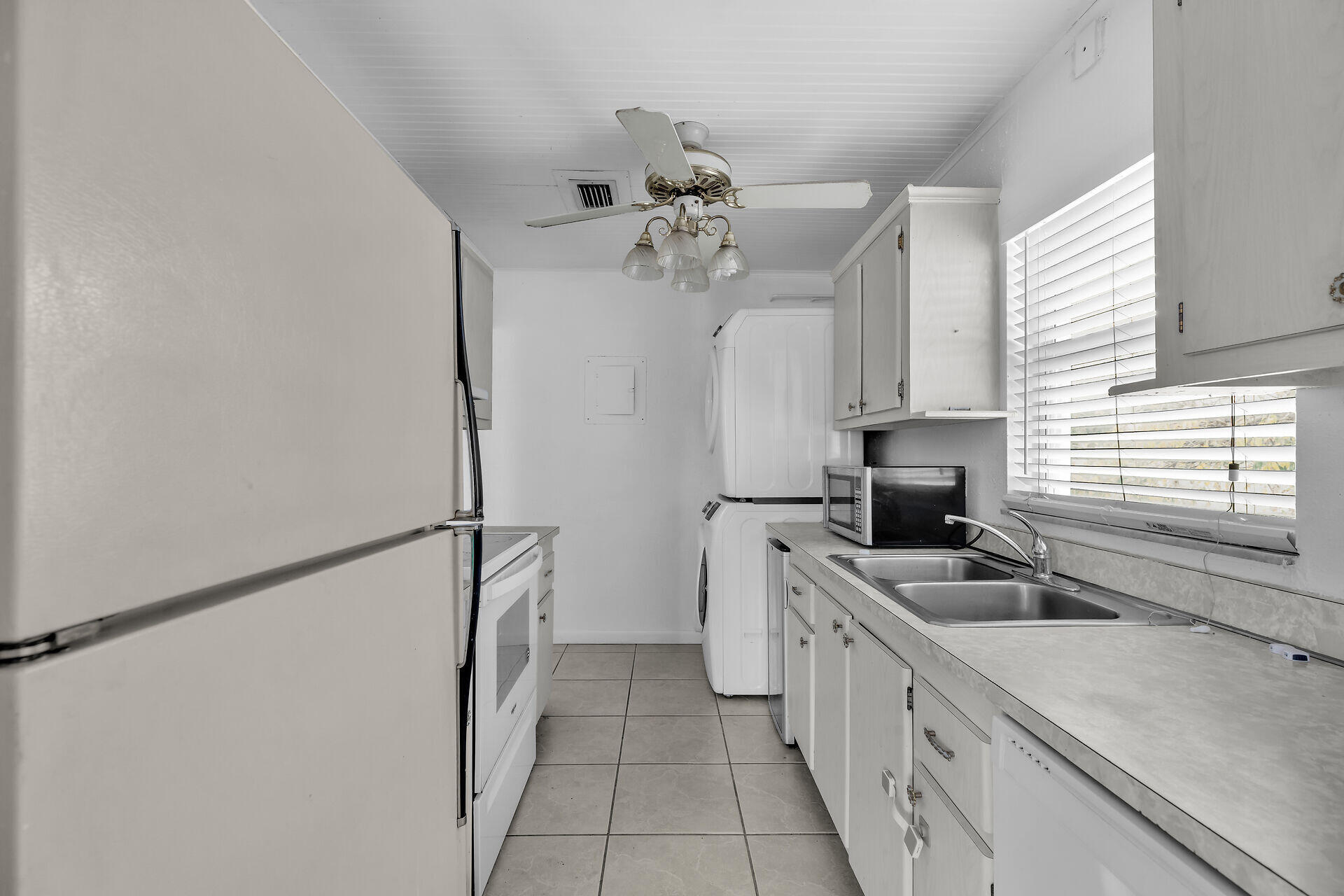 40 High Point Road, F-206 Property Photo 14
