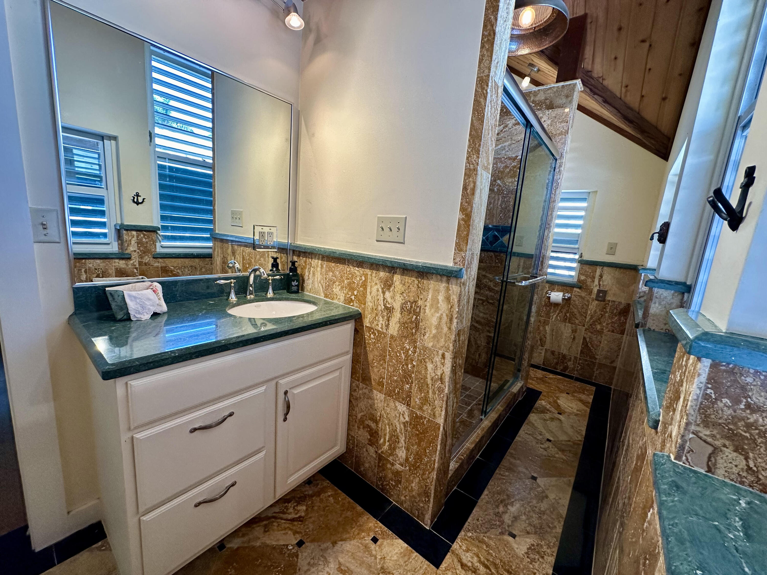 707 Washington Street Property Photo 24