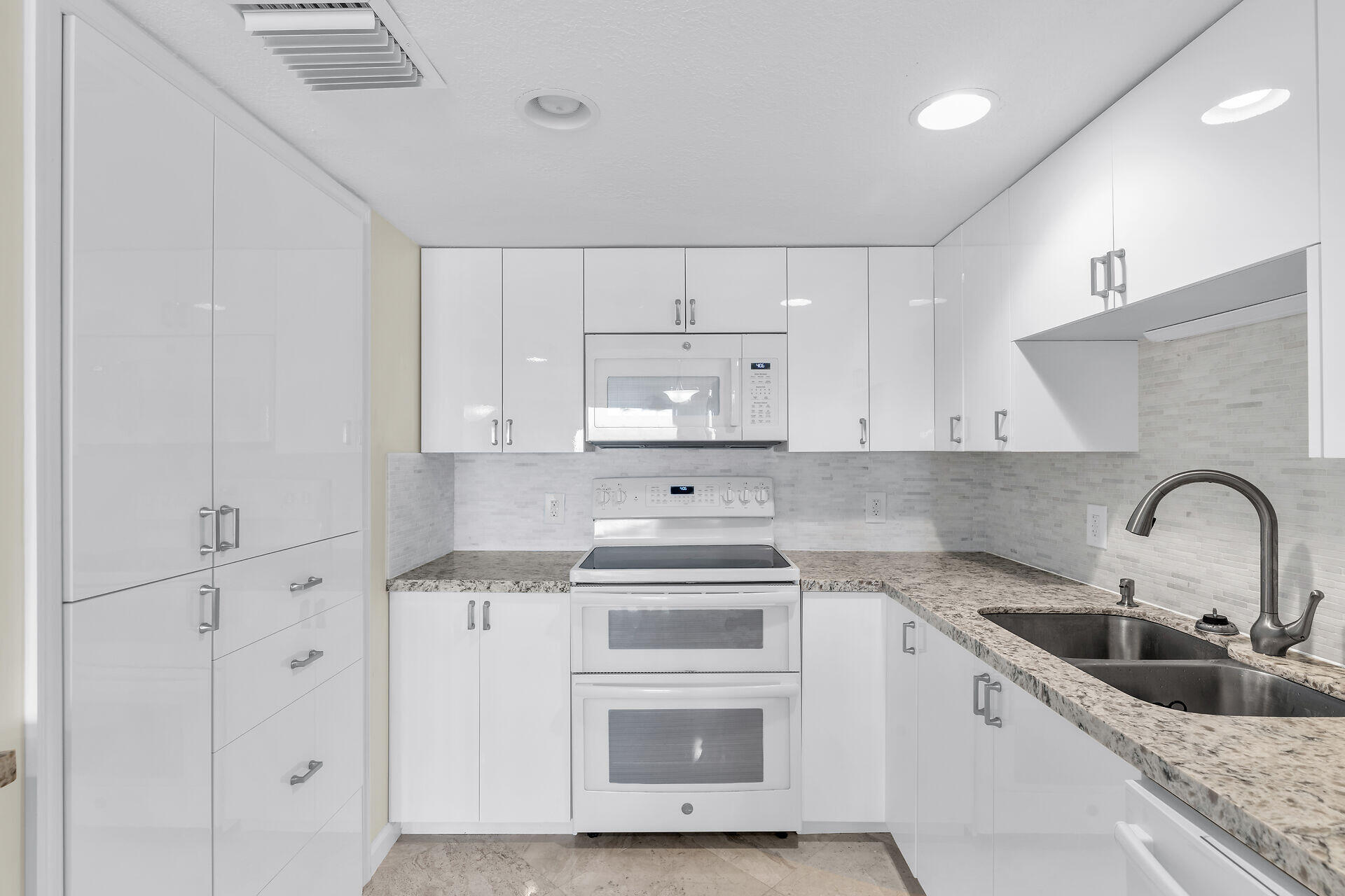 1001 W Ocean Drive, 1-105 Property Photo 12
