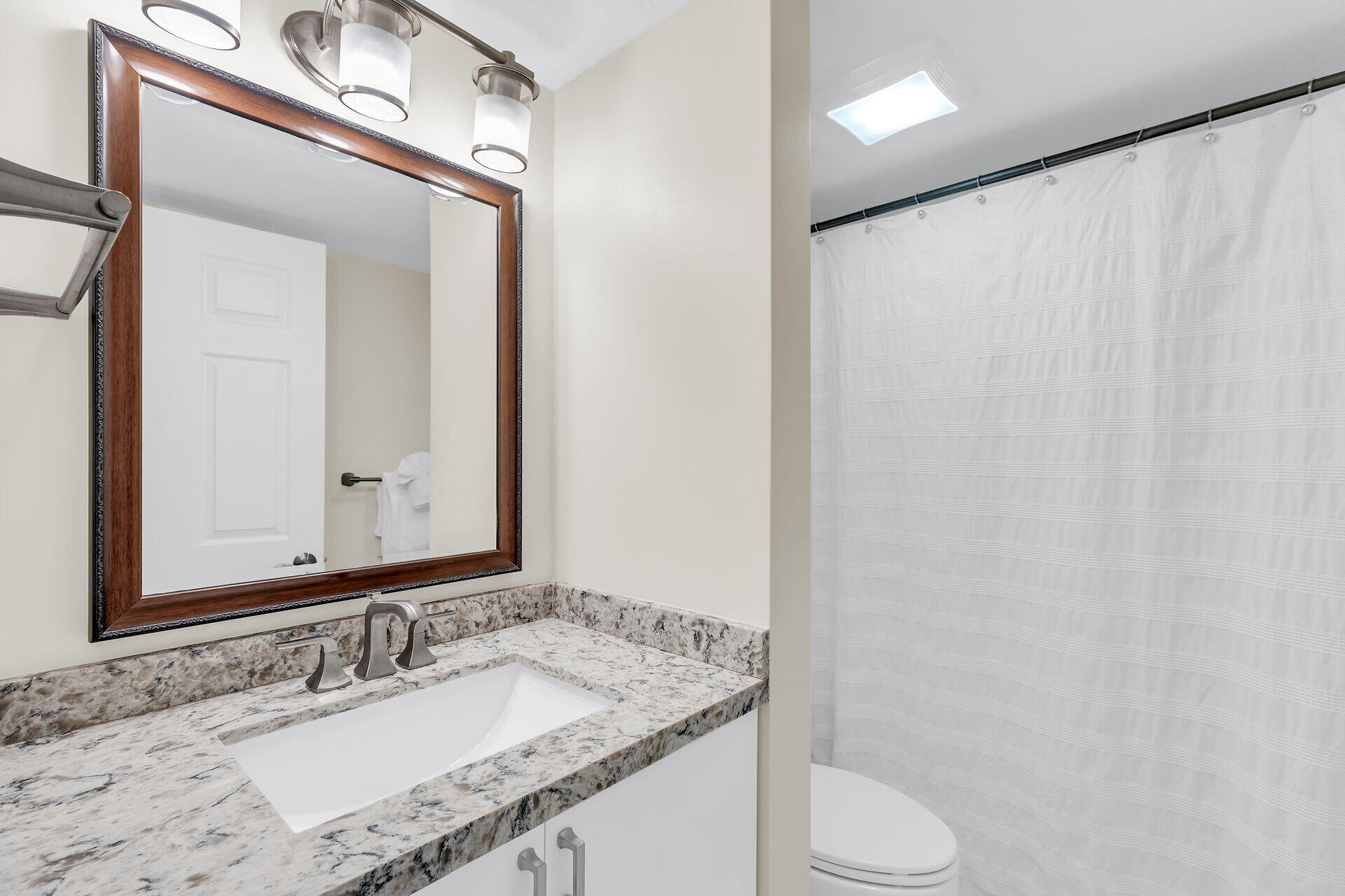1001 W Ocean Drive, 1-105 Property Photo 21