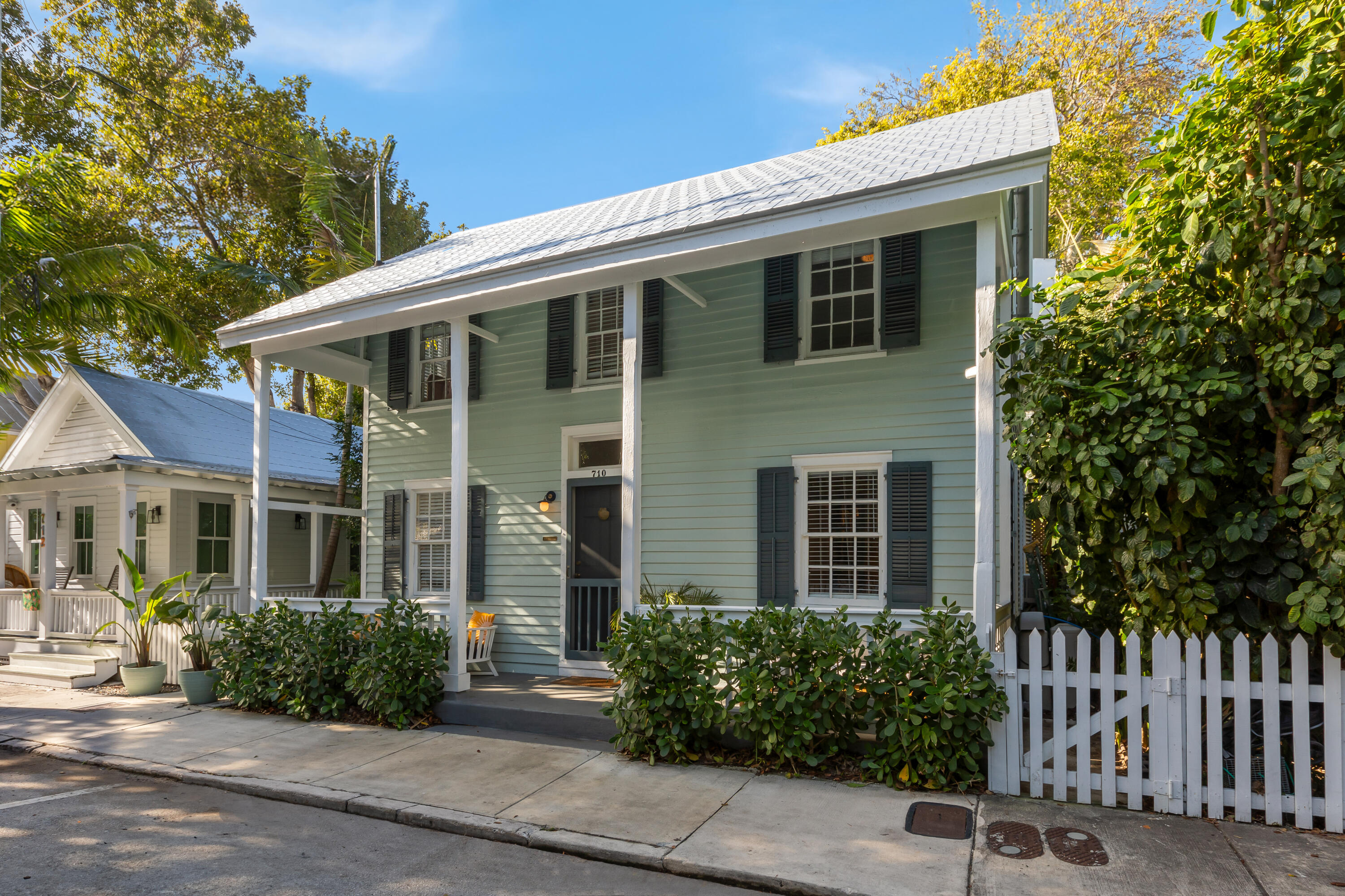710 Ashe Street, Front And Back Property Photo 3
