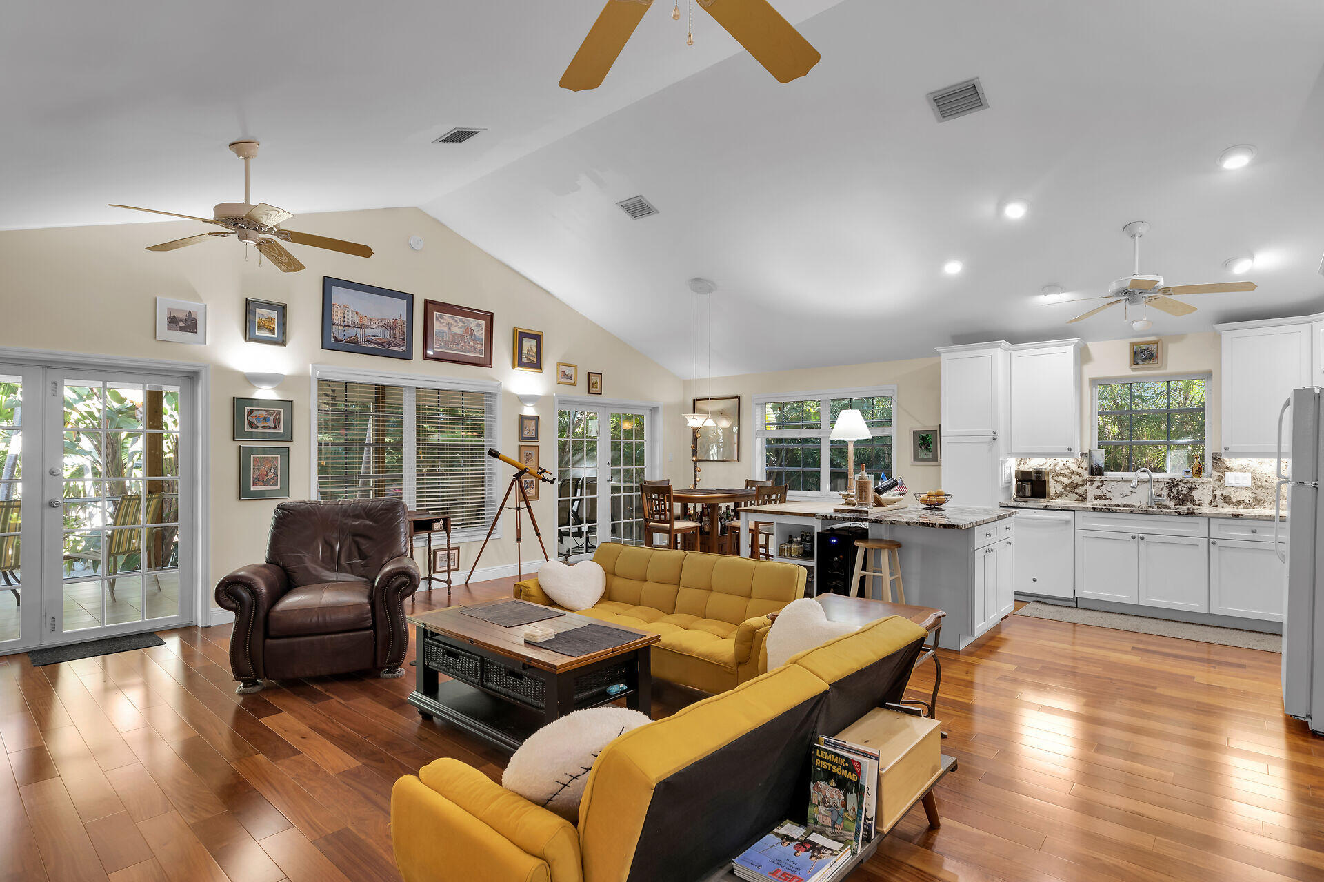 260 3rd Street Property Photo 4