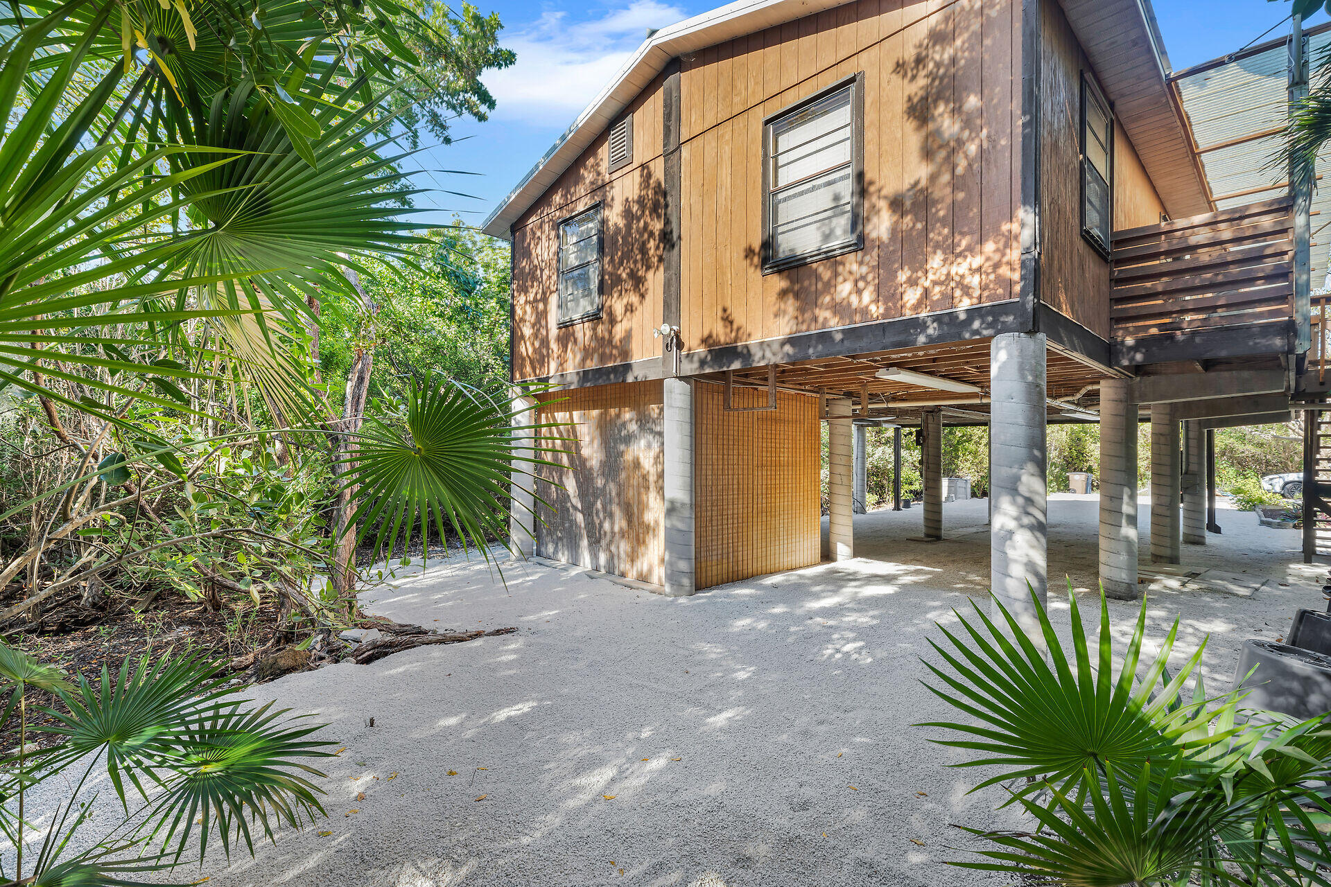 370 Cocoanut Avenue Property Photo 4