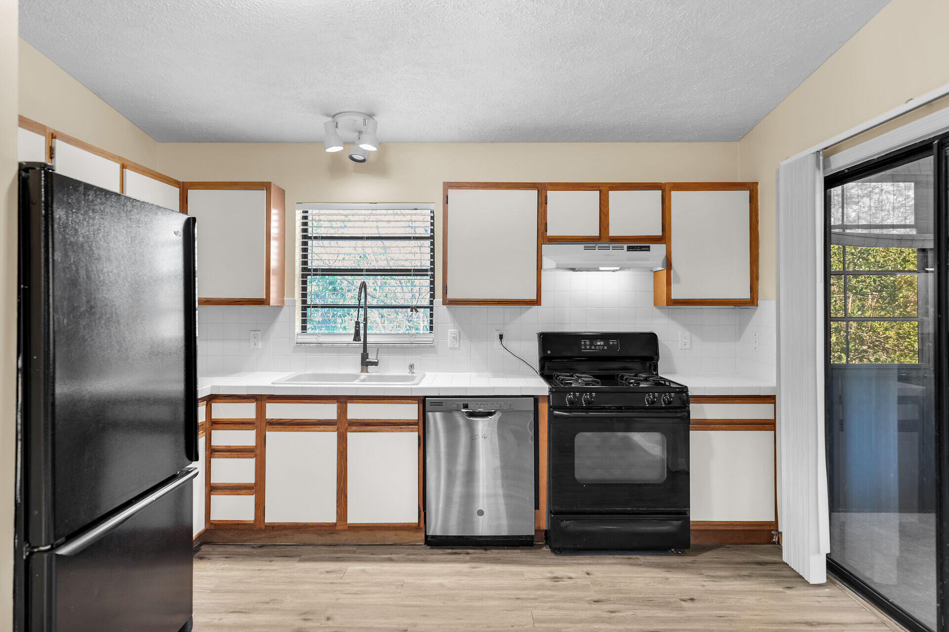 370 Cocoanut Avenue Property Photo 7