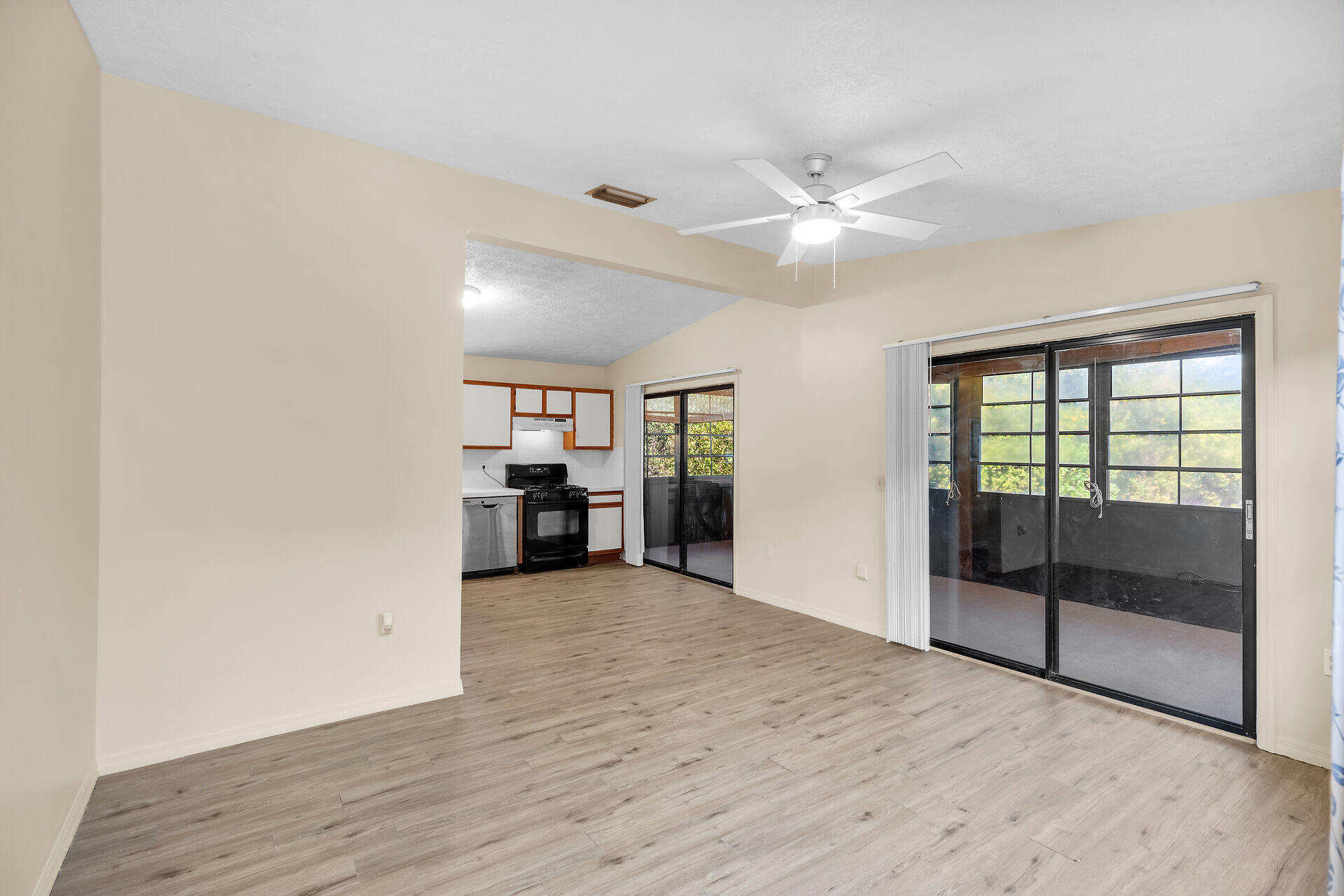 370 Cocoanut Avenue Property Photo 8