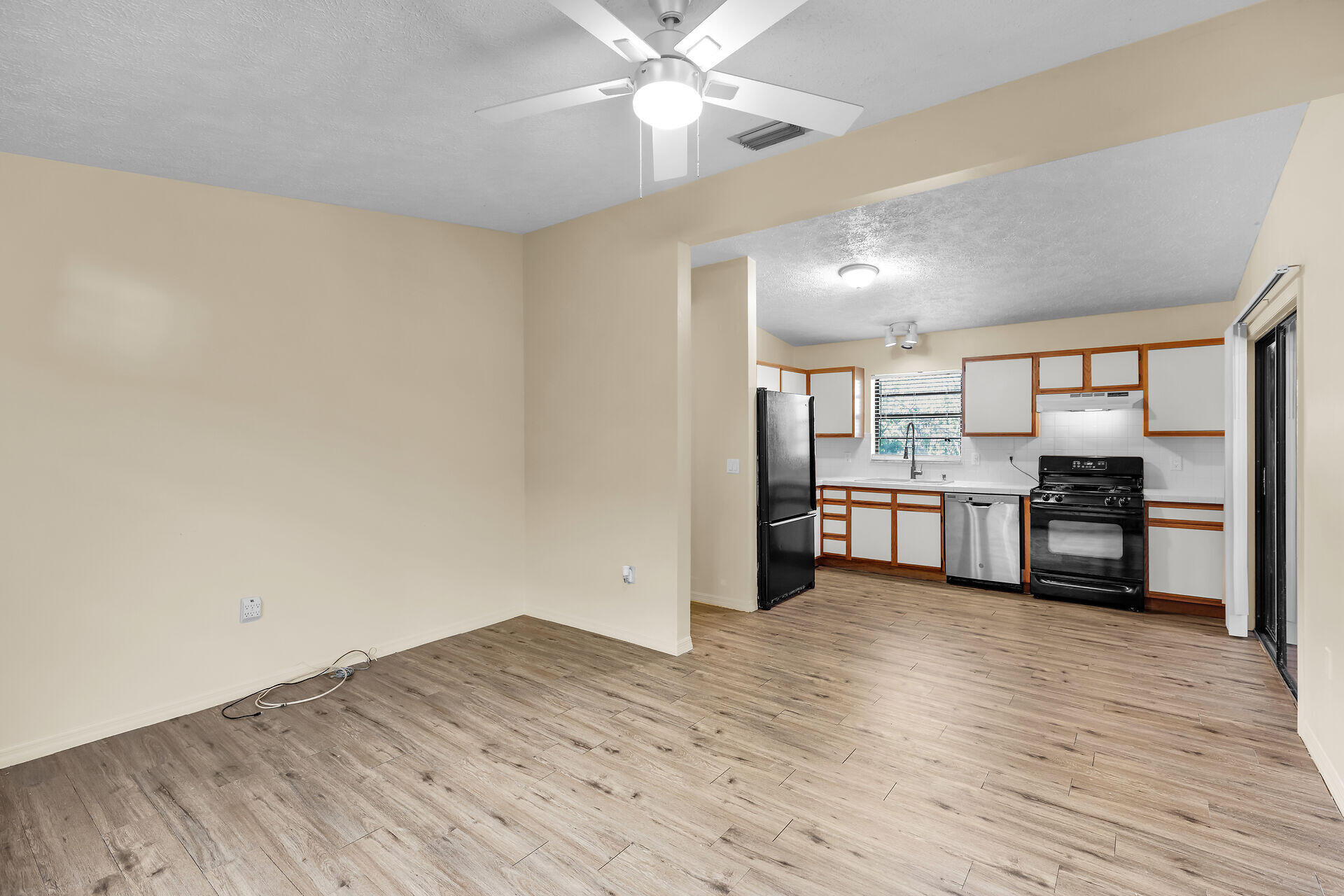 370 Cocoanut Avenue Property Photo 23