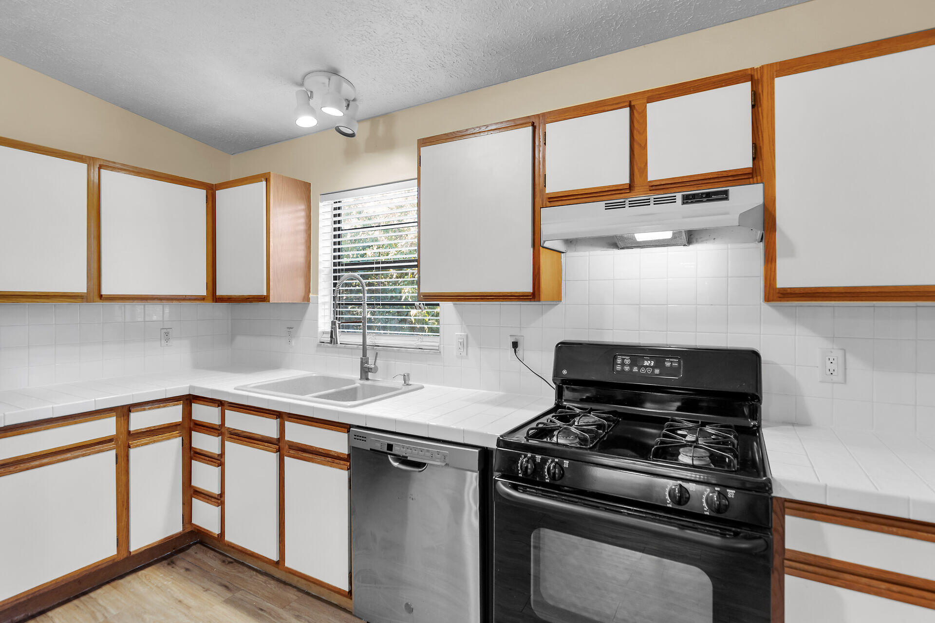 370 Cocoanut Avenue Property Photo 25