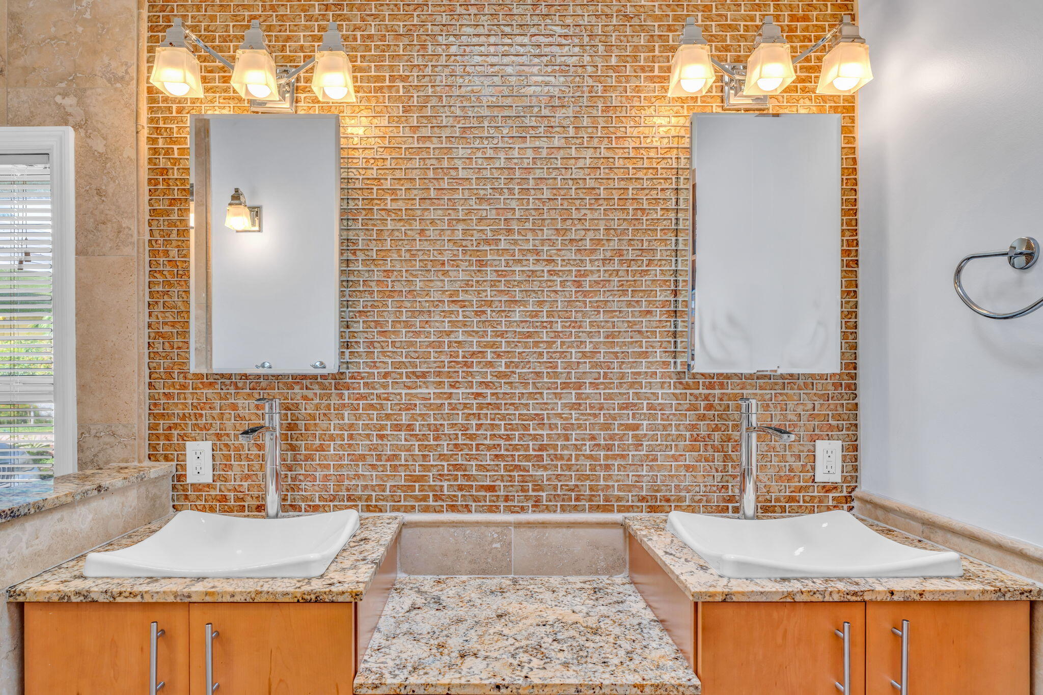 1068 E Buttonwood Drive Property Photo 13