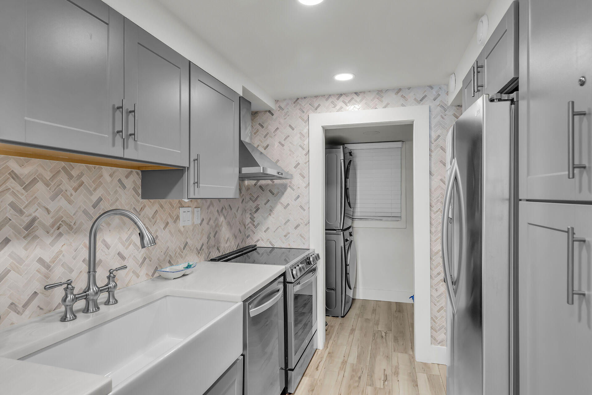 201 E Ocean Drive, 209 Property Photo 9