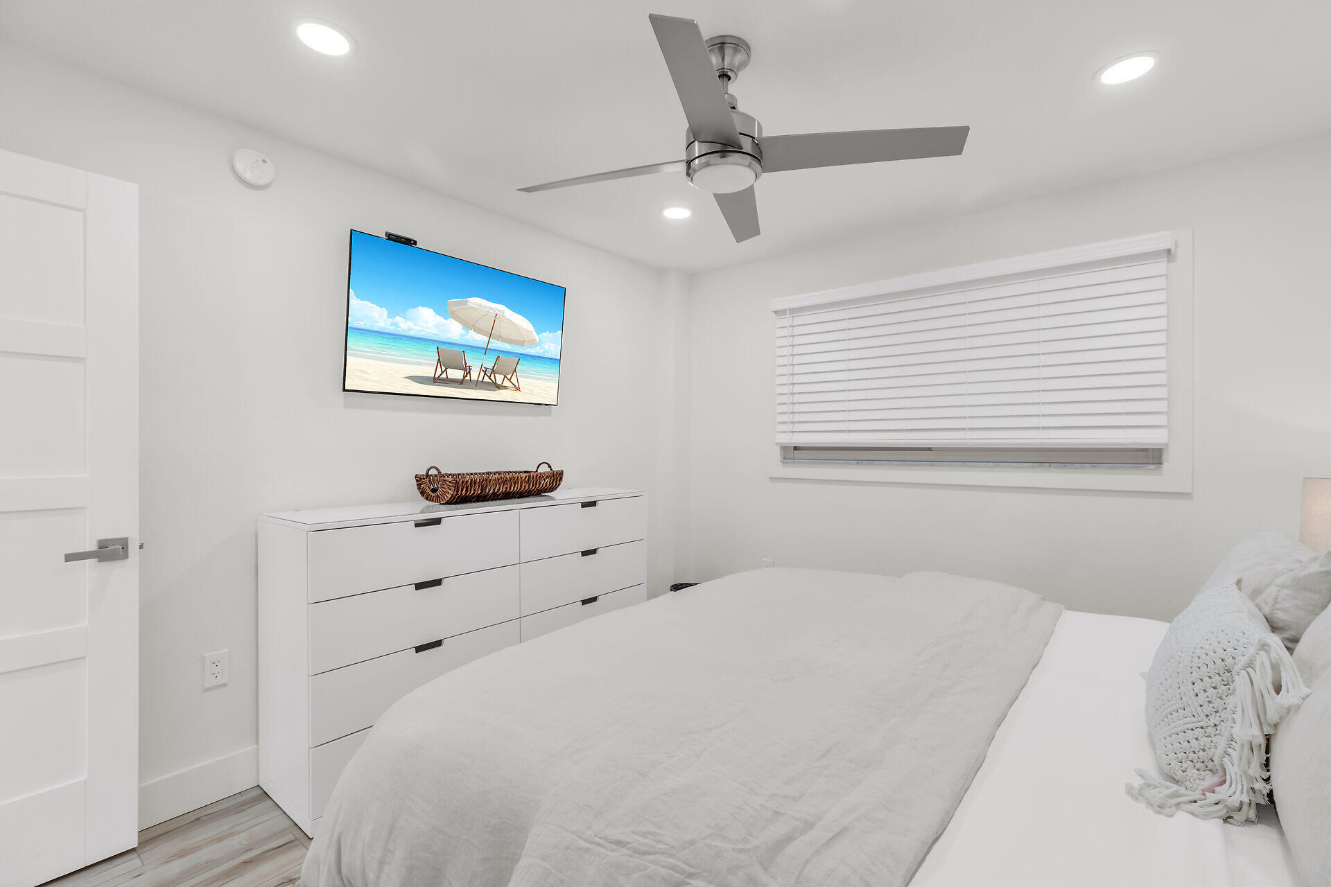 201 E Ocean Drive, 209 Property Photo 20