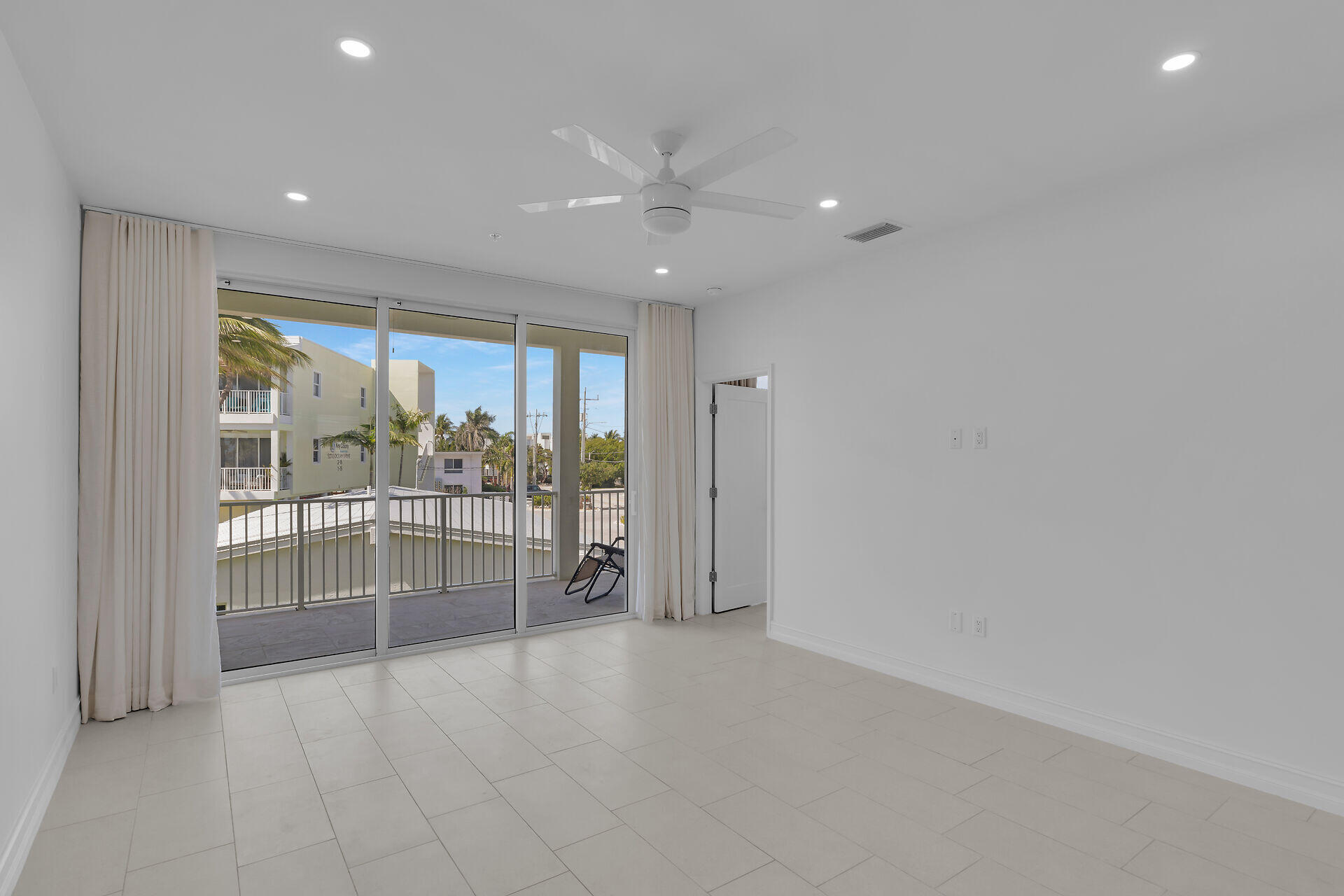 501 E Ocean Drive, 17 Property Photo 4