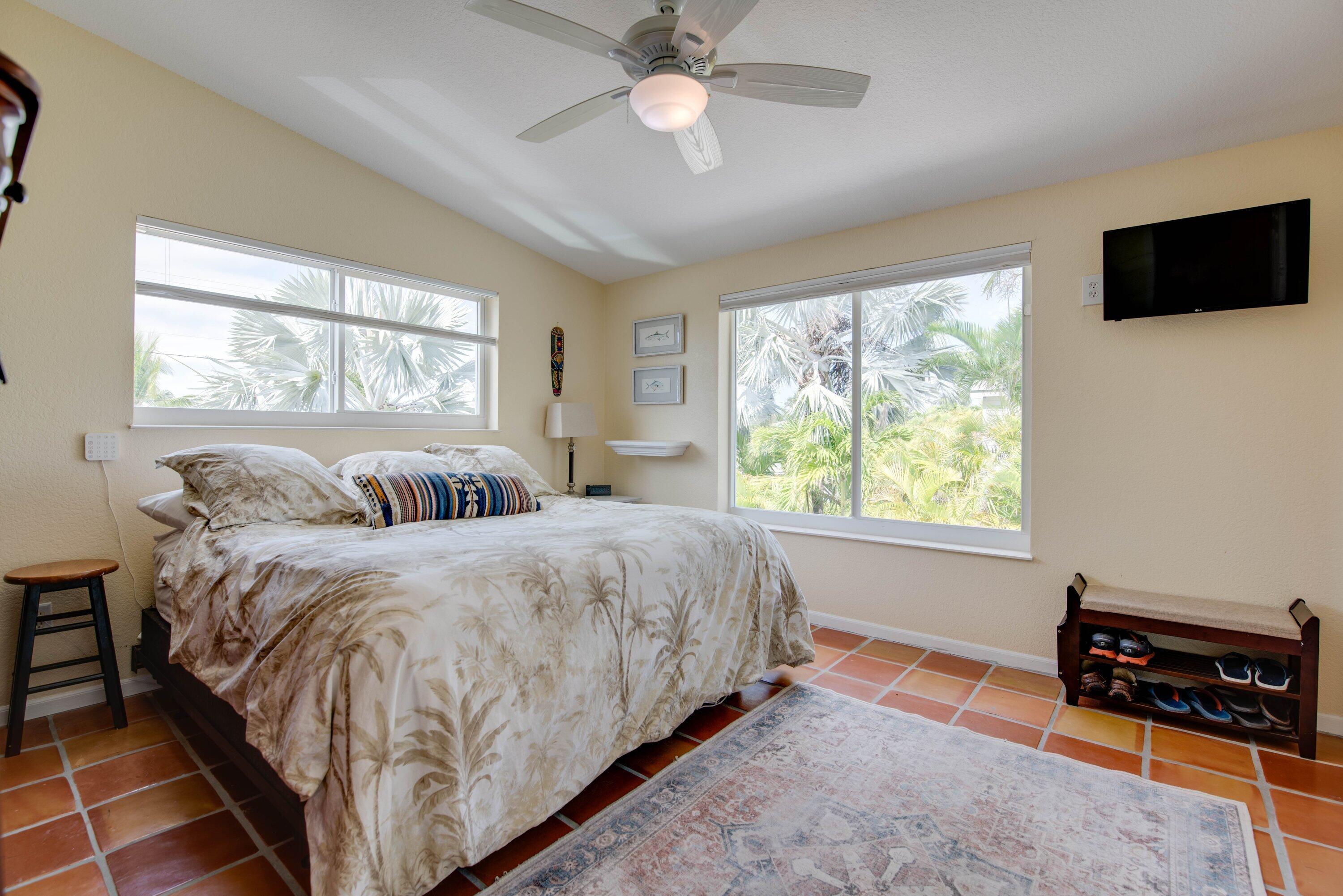 949 E Caribbean Drive Property Photo 10
