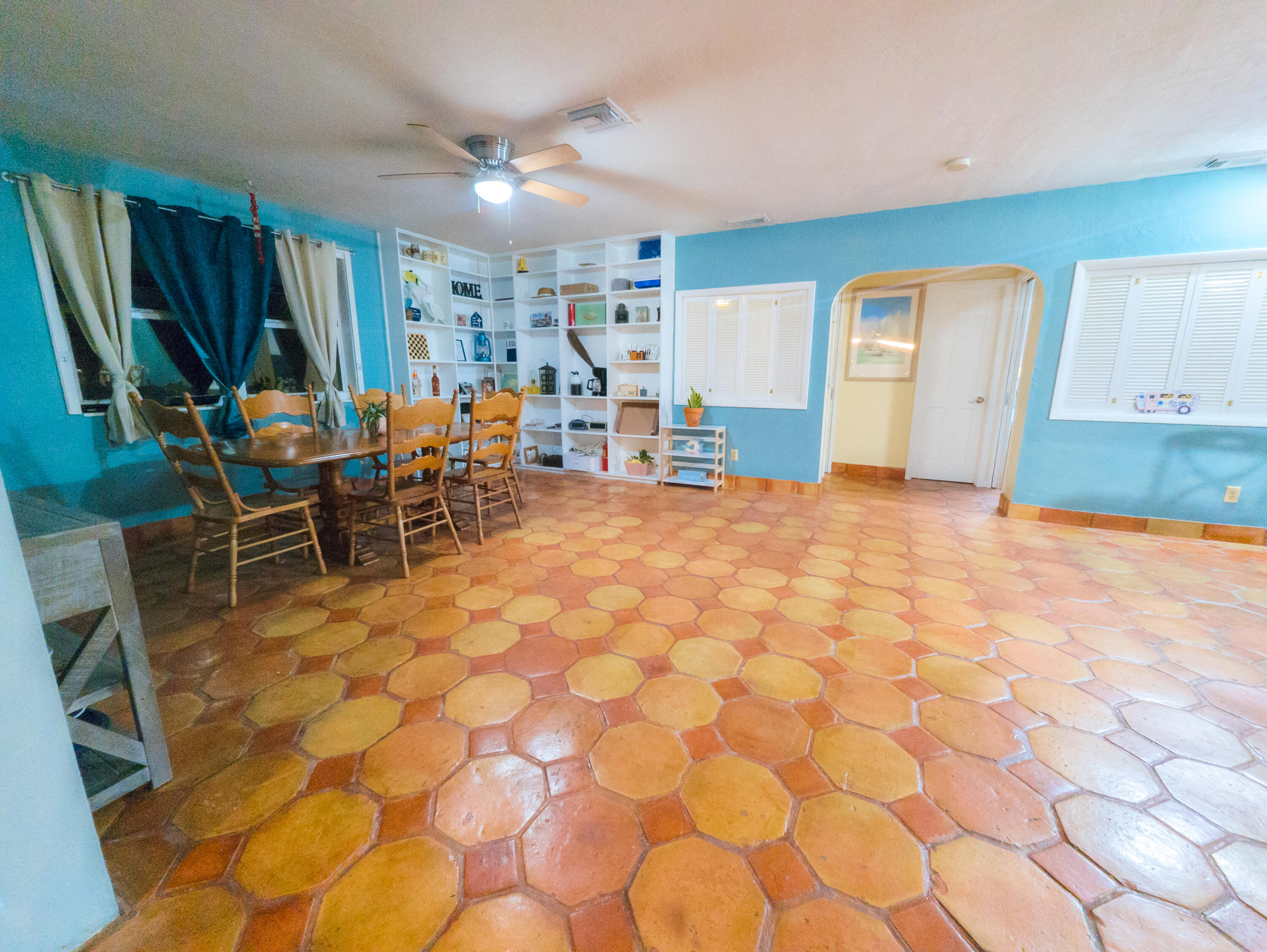 715 E Caribbean Drive Property Photo 8