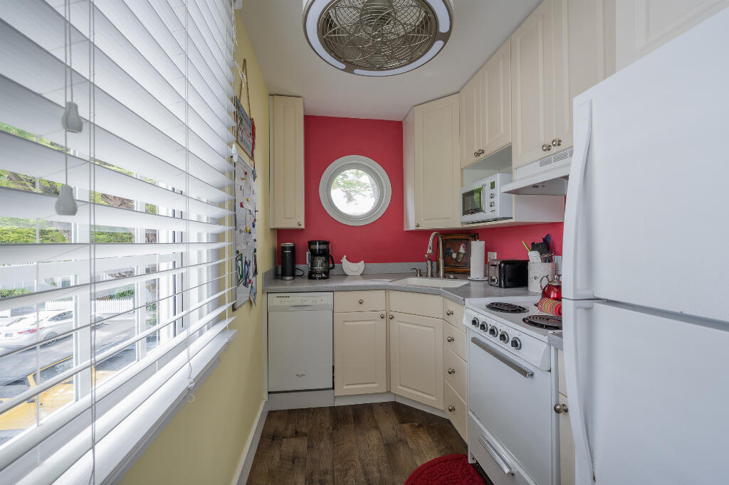 210 Southard Street, 2 Property Photo 22