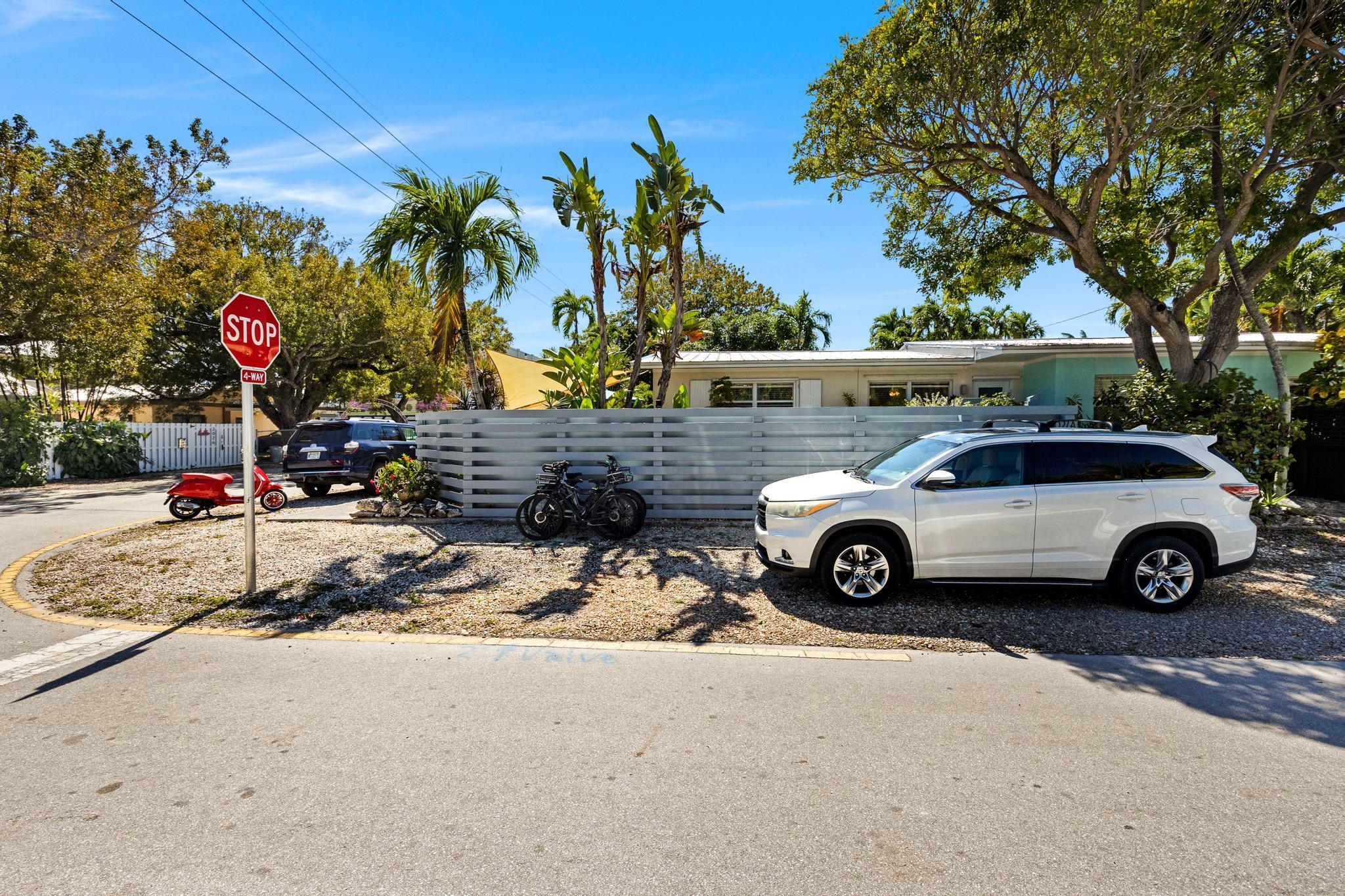 2027 Staples Avenue Property Photo 14