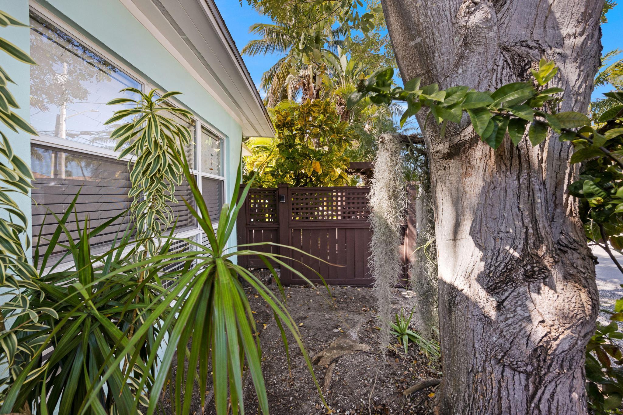 2027 Staples Avenue Property Photo 16