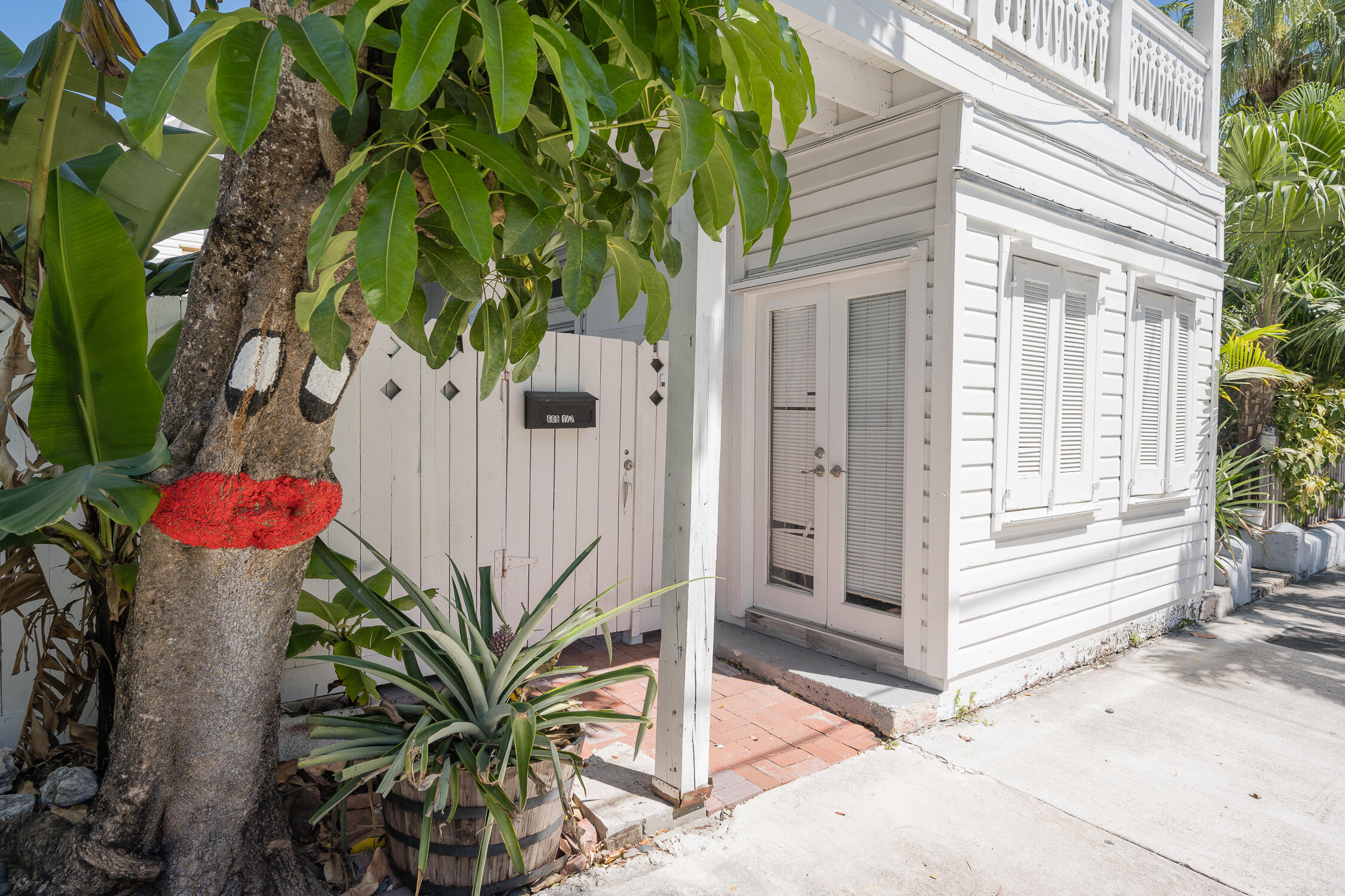 609 1/2 Margaret Street Property Photo 2