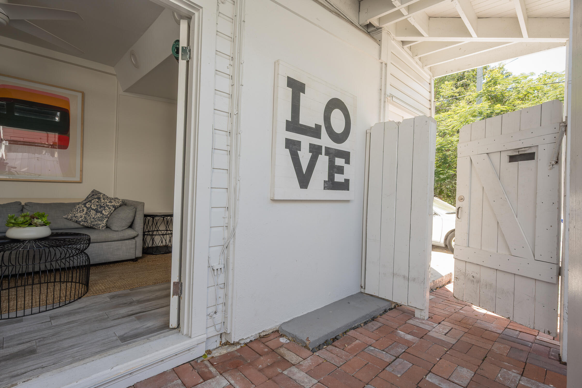 609 1/2 Margaret Street Property Photo 5