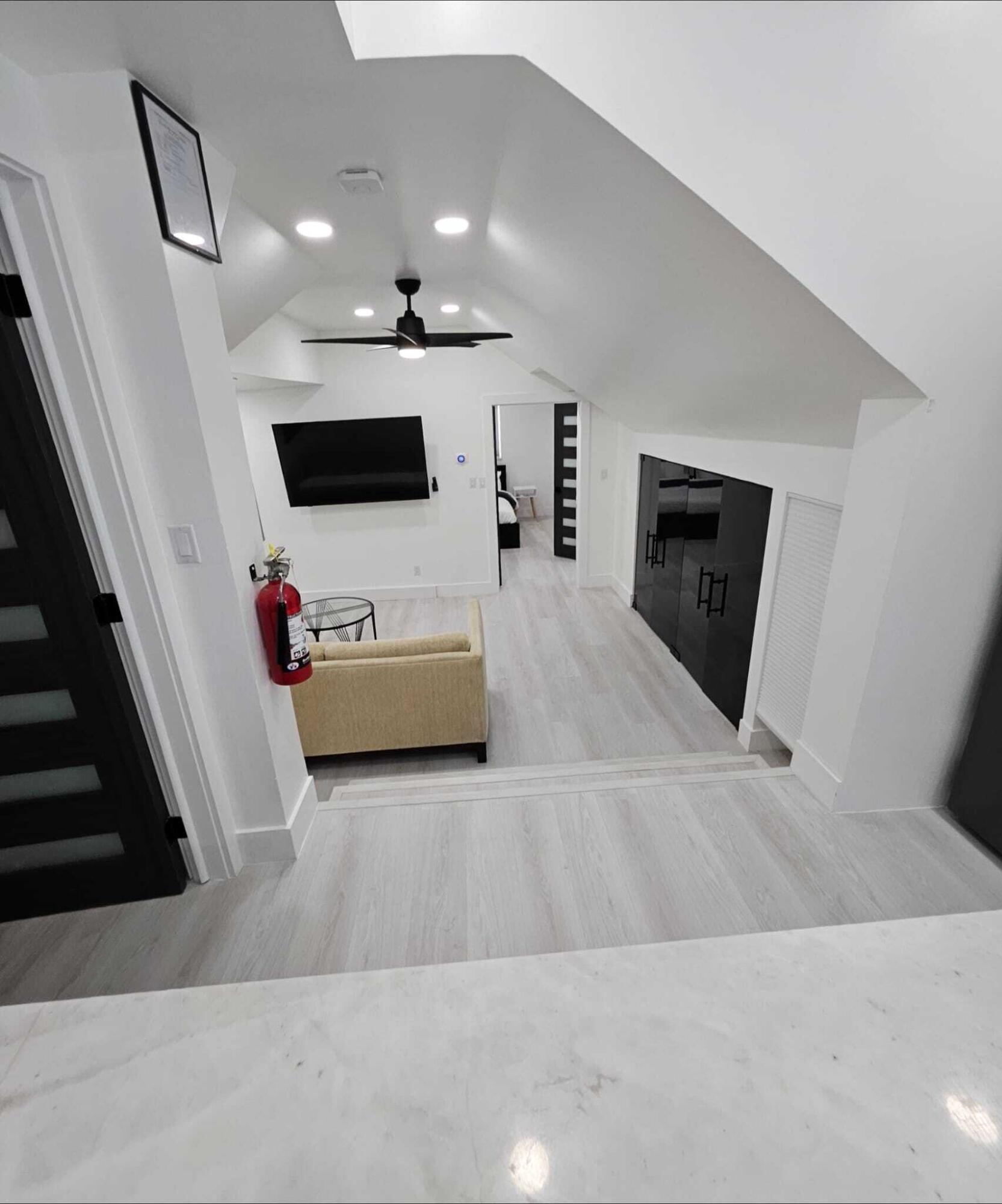 417 Southard Street, B Property Photo 3